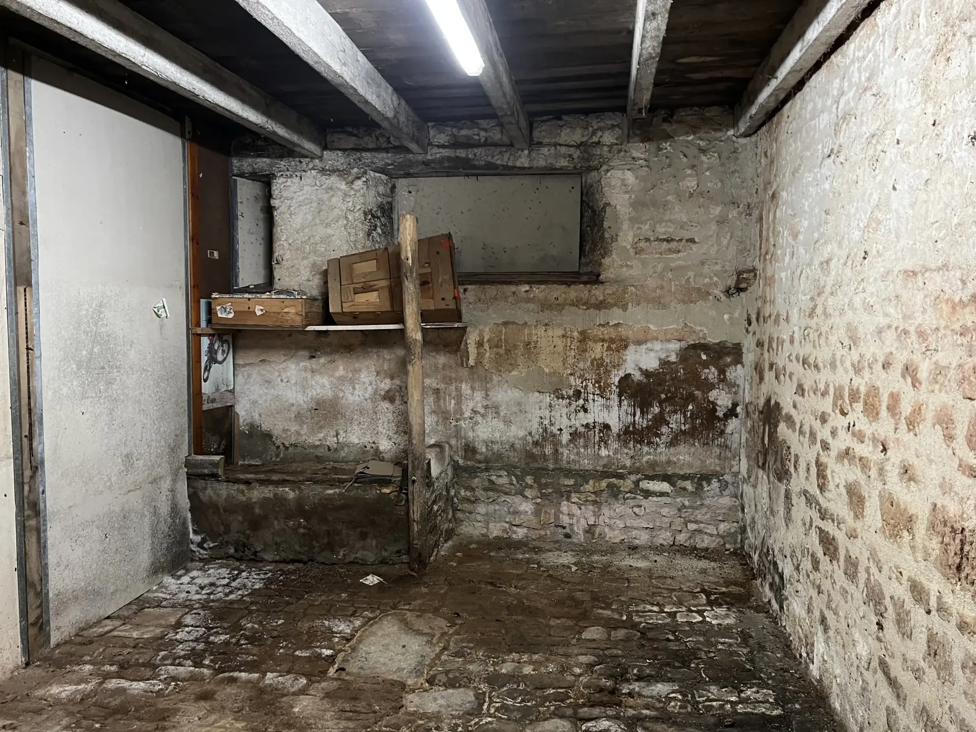 Maison en pierre à Thire avec dépendances et terrain grand volume 