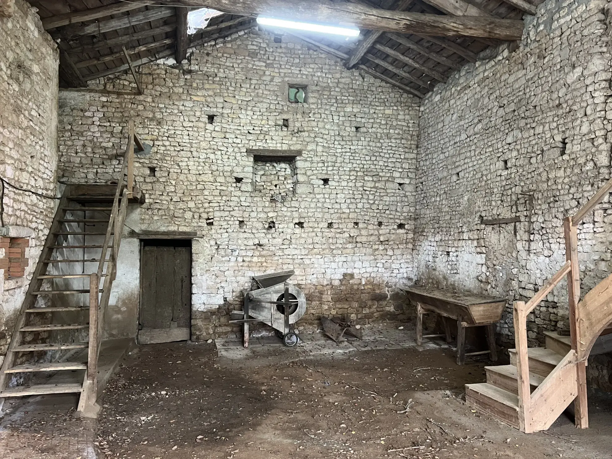 Maison en pierre à Thire avec dépendances et terrain grand volume 