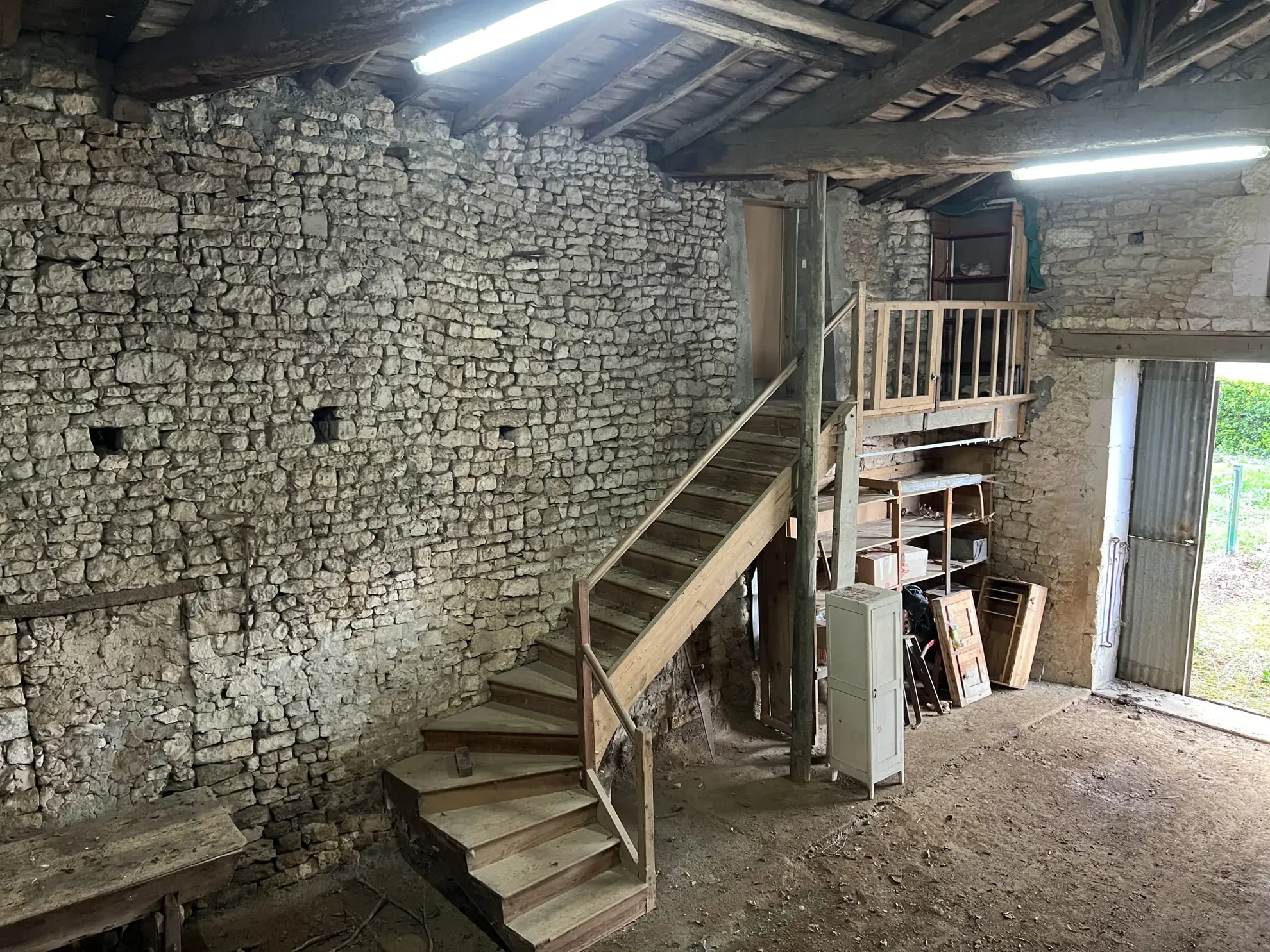 Maison en pierre à Thire avec dépendances et terrain grand volume 