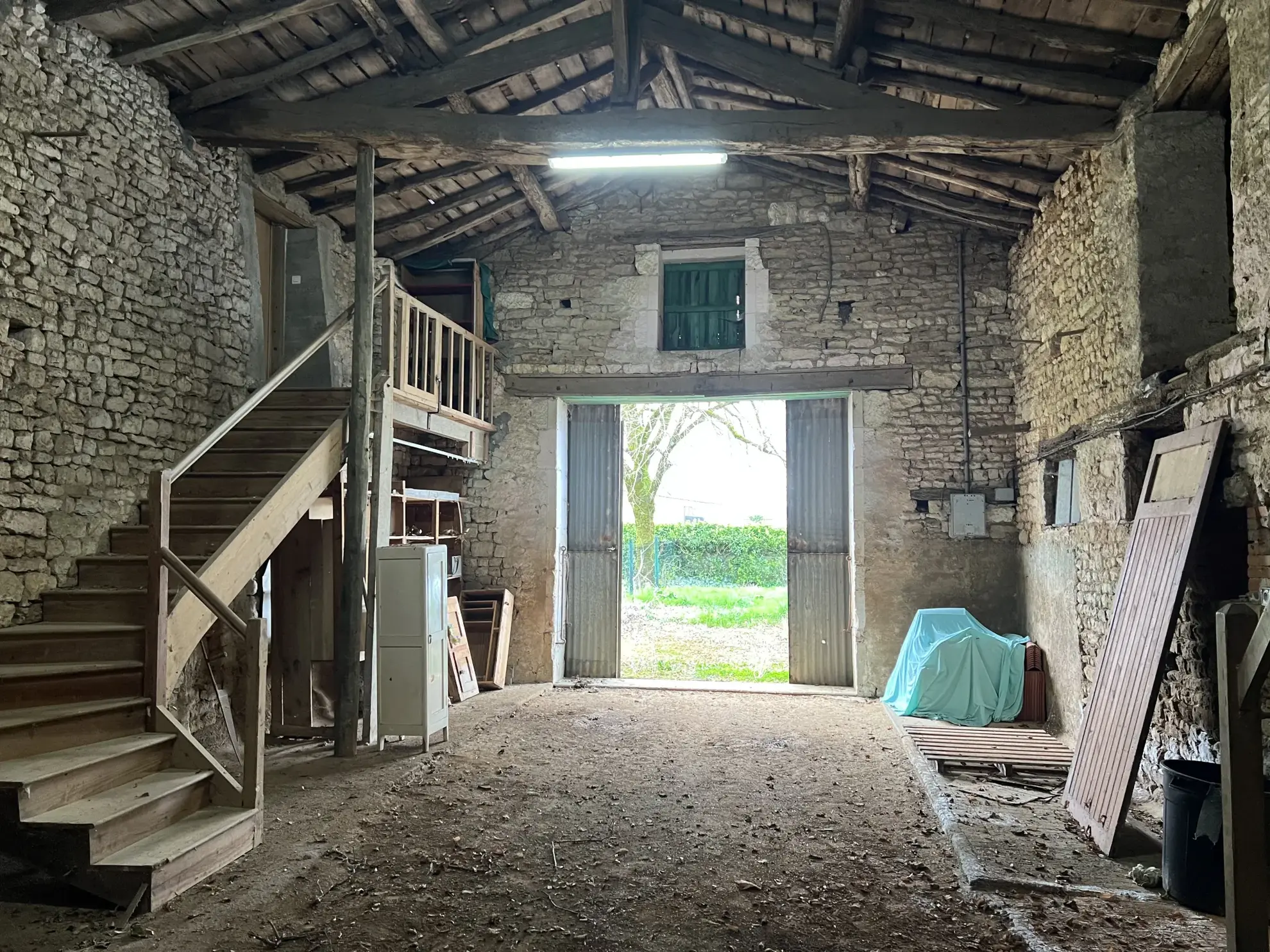 Maison en pierre à Thire avec dépendances et terrain grand volume 