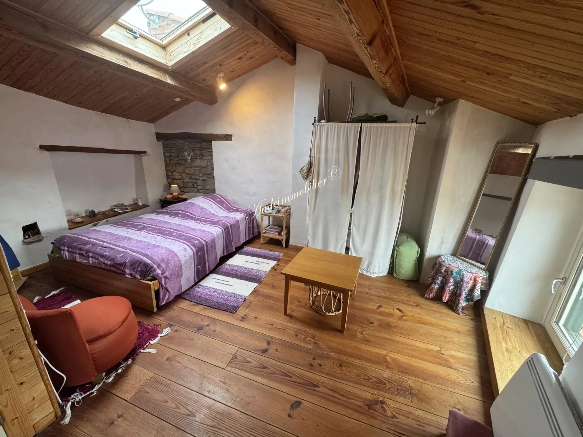 Maison de village en pierres à Limoux avec belle vue, 2 chambres, fibre optique 