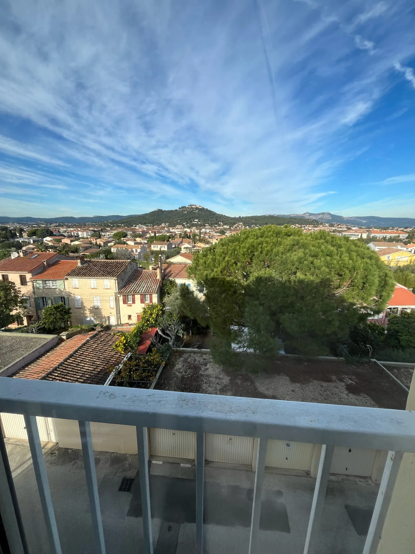 Bel appartement T3 rénové avec vue à Six Fours Les Plages