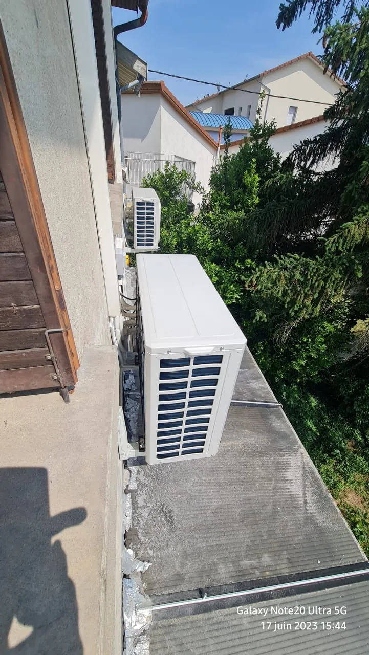 Immeuble d'activités à Épinouze avec options de restauration et résidence 