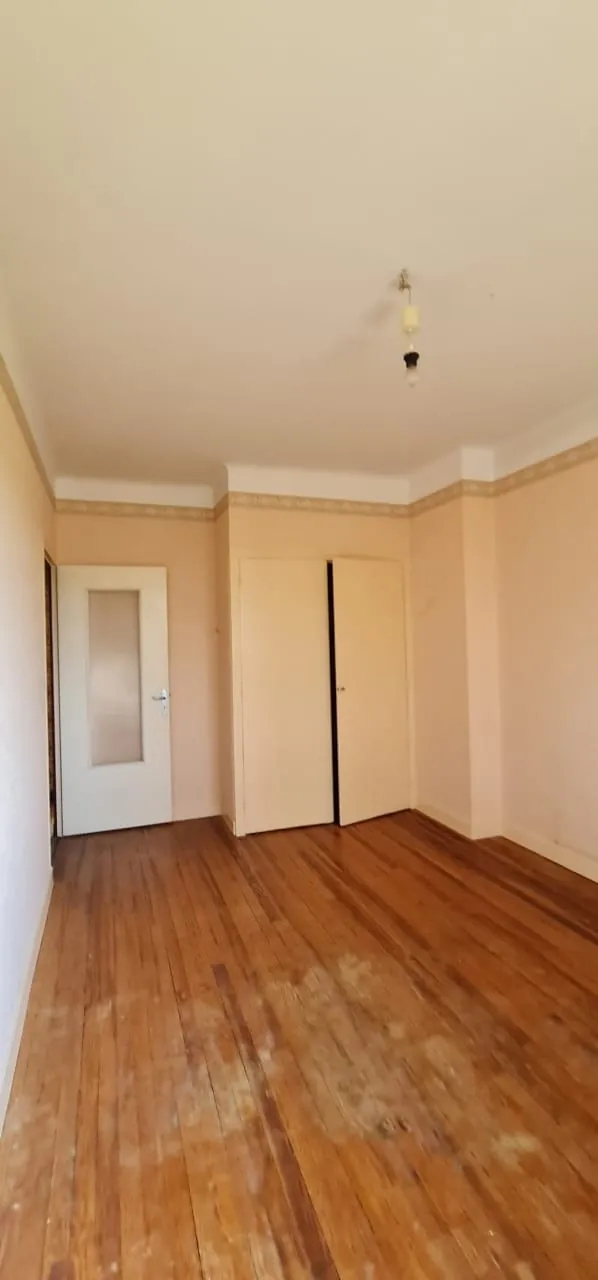 Immeuble d'activités à Épinouze avec options de restauration et résidence 