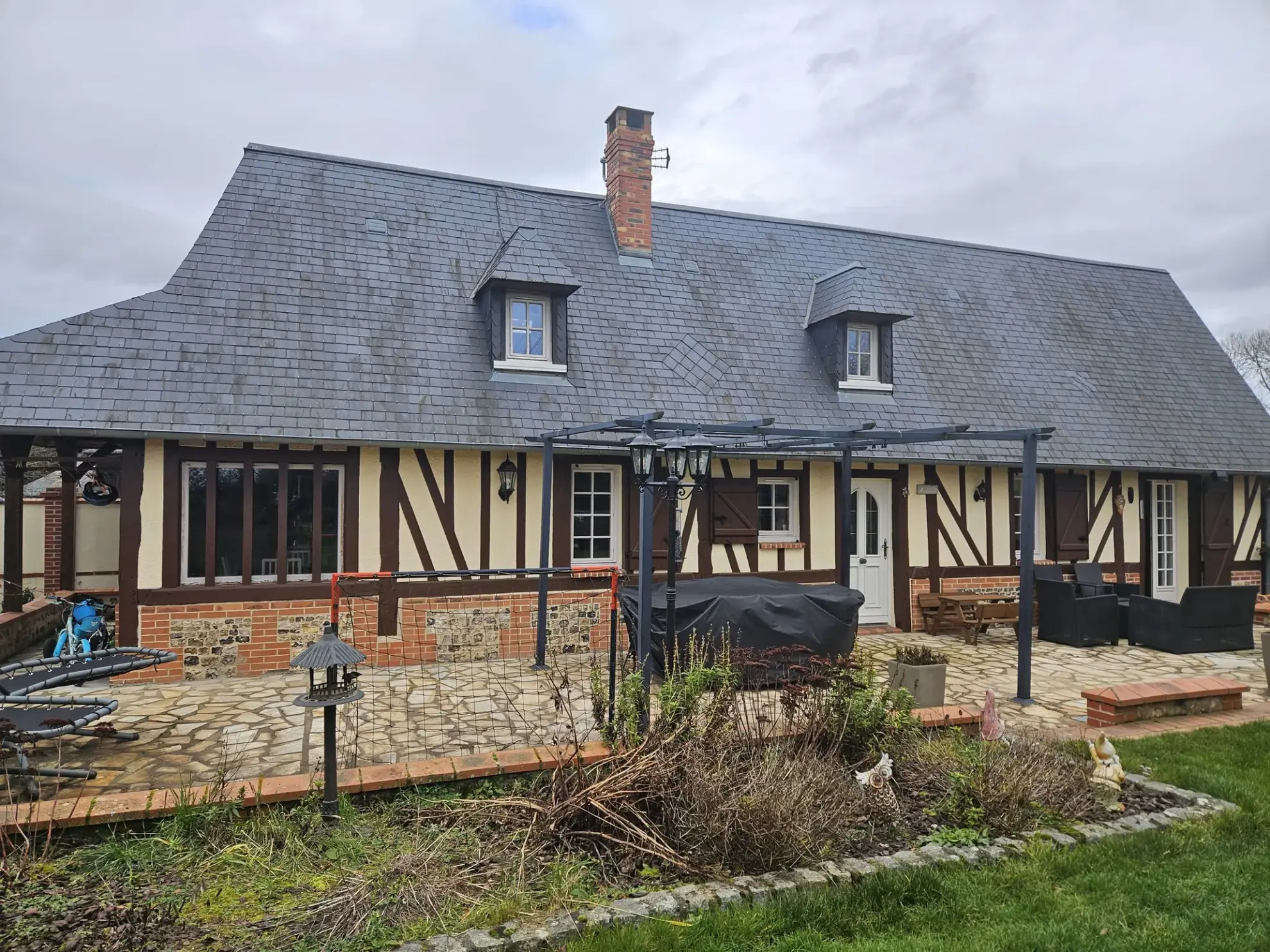 Charmante maison normande avec jardin, piscine et garage à Cormeilles - 1227 m² de terrain 