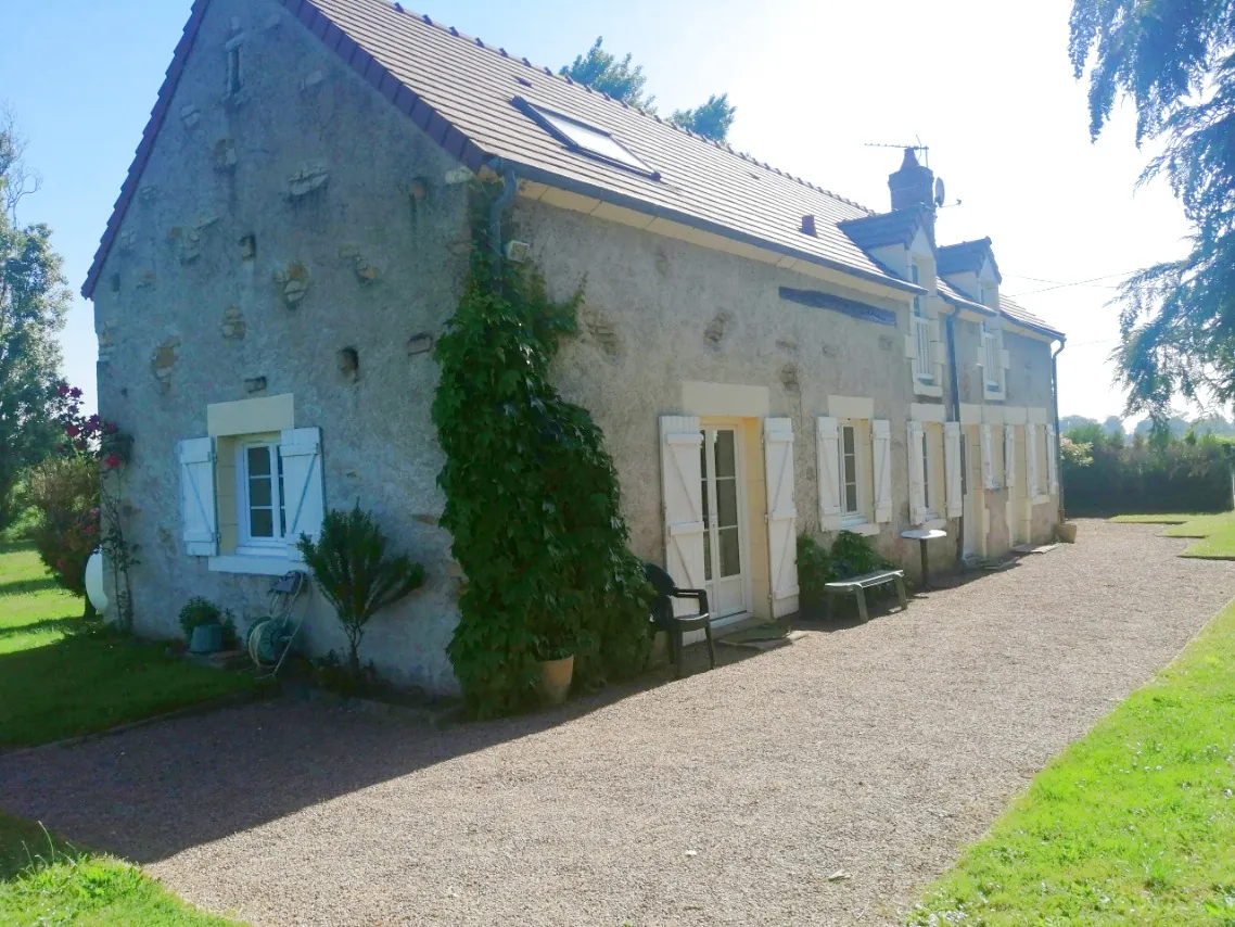 Longère rénovée sur 11 000 m² à Magny Cours, campagne paisible 