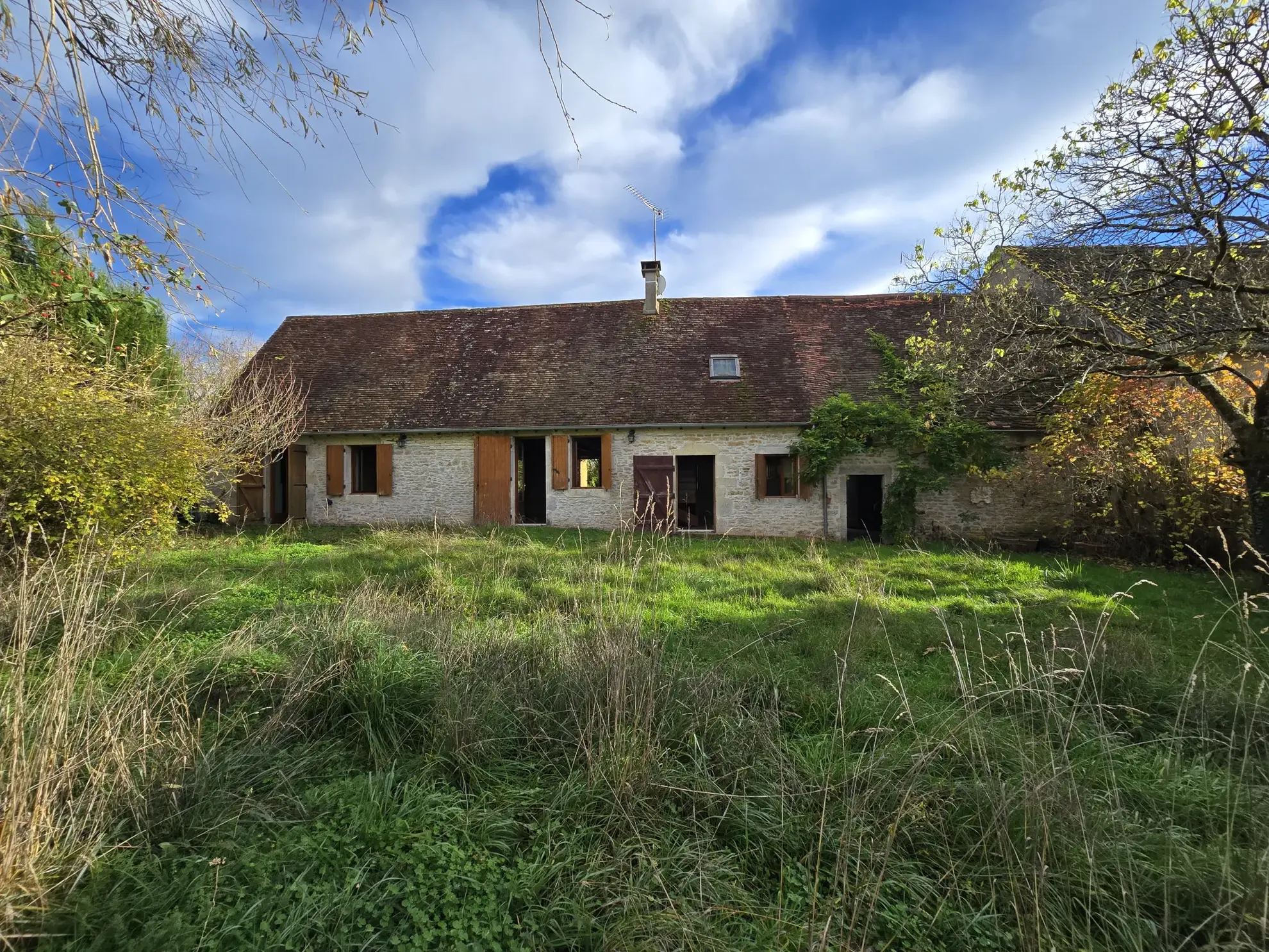 Maison à vendre avec jardin, dépendances et garage à Bannegon