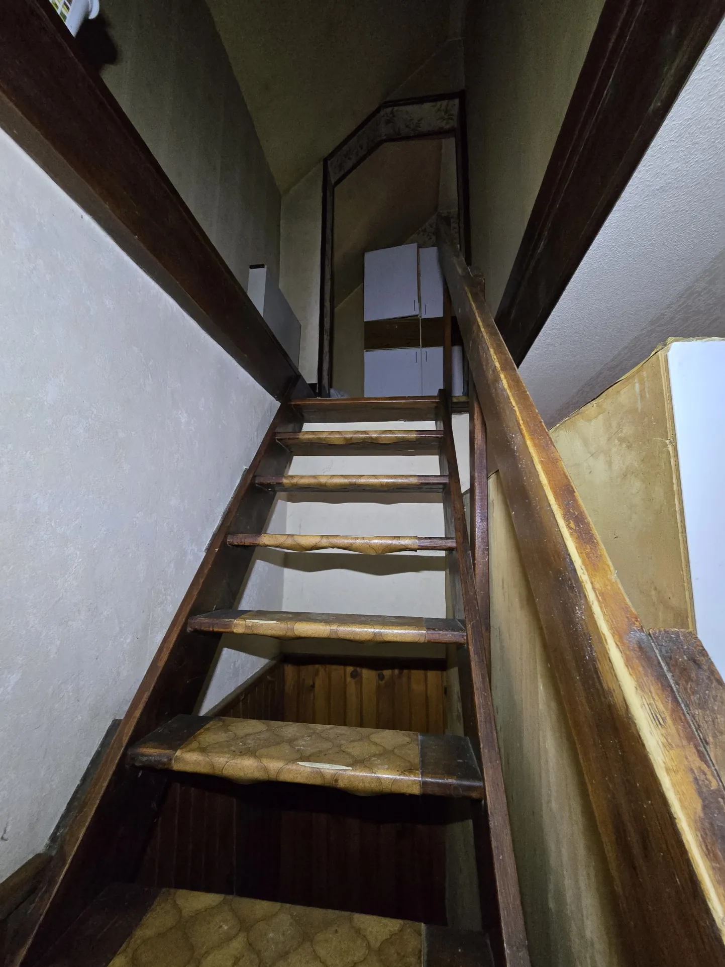 Maison avec jardin, double garage et chambres mansardées à La Chapelle Saint-Laurian 