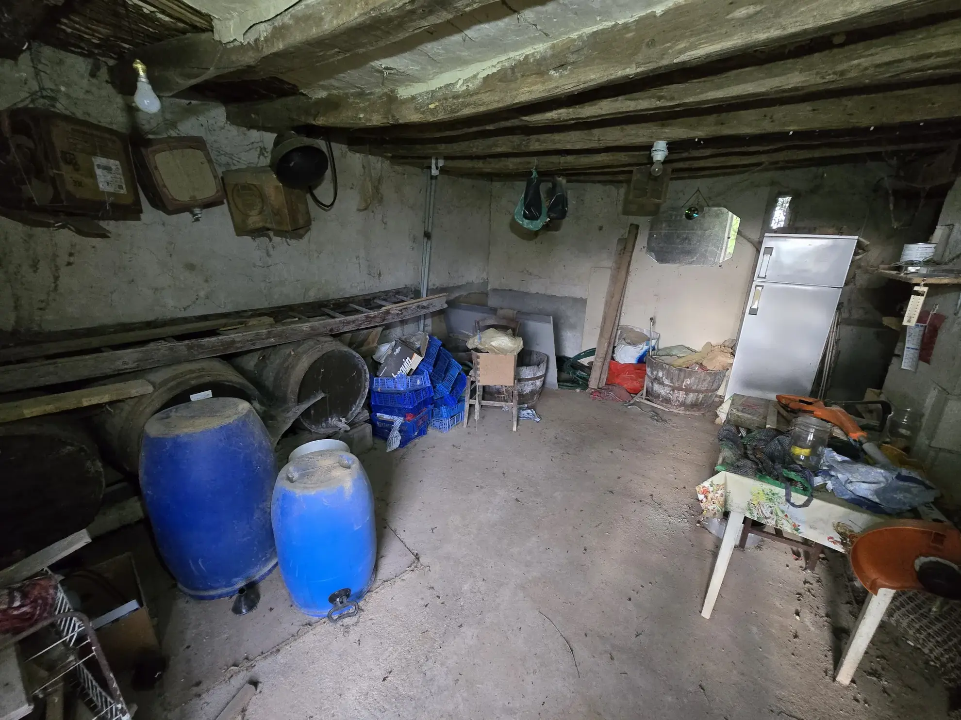 Maison avec jardin, double garage et chambres mansardées à La Chapelle Saint-Laurian 