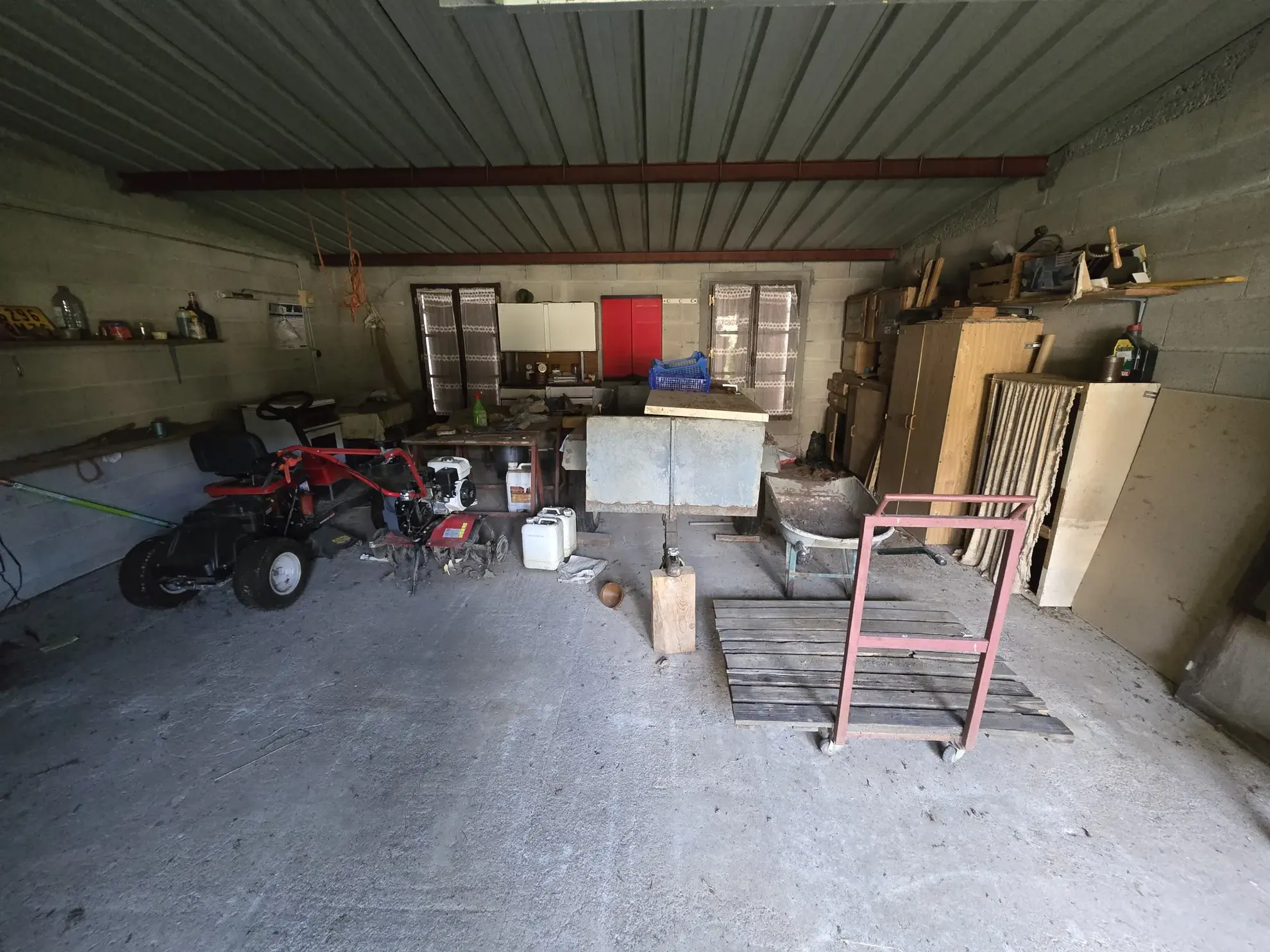 Maison avec jardin, double garage et chambres mansardées à La Chapelle Saint-Laurian 