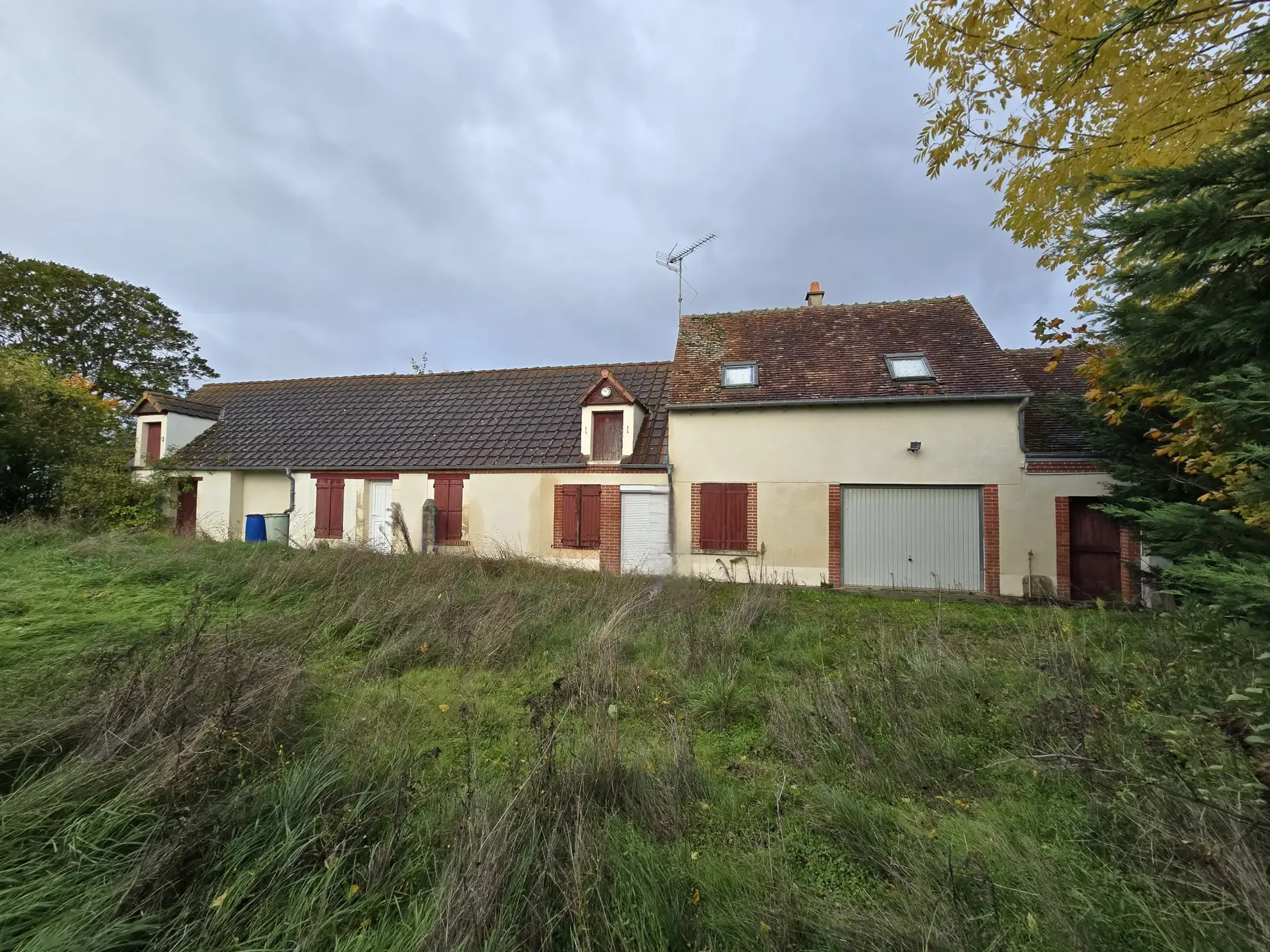 Maison avec jardin, double garage et chambres mansardées à La Chapelle Saint-Laurian 