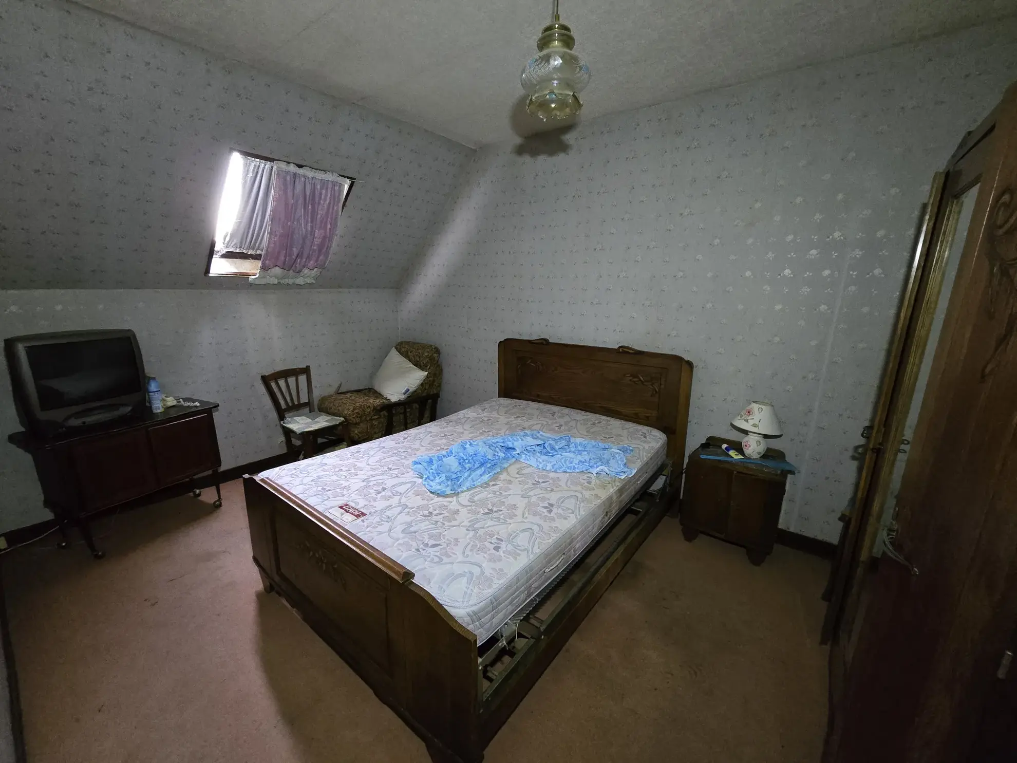 Maison avec jardin, double garage et chambres mansardées à La Chapelle Saint-Laurian 