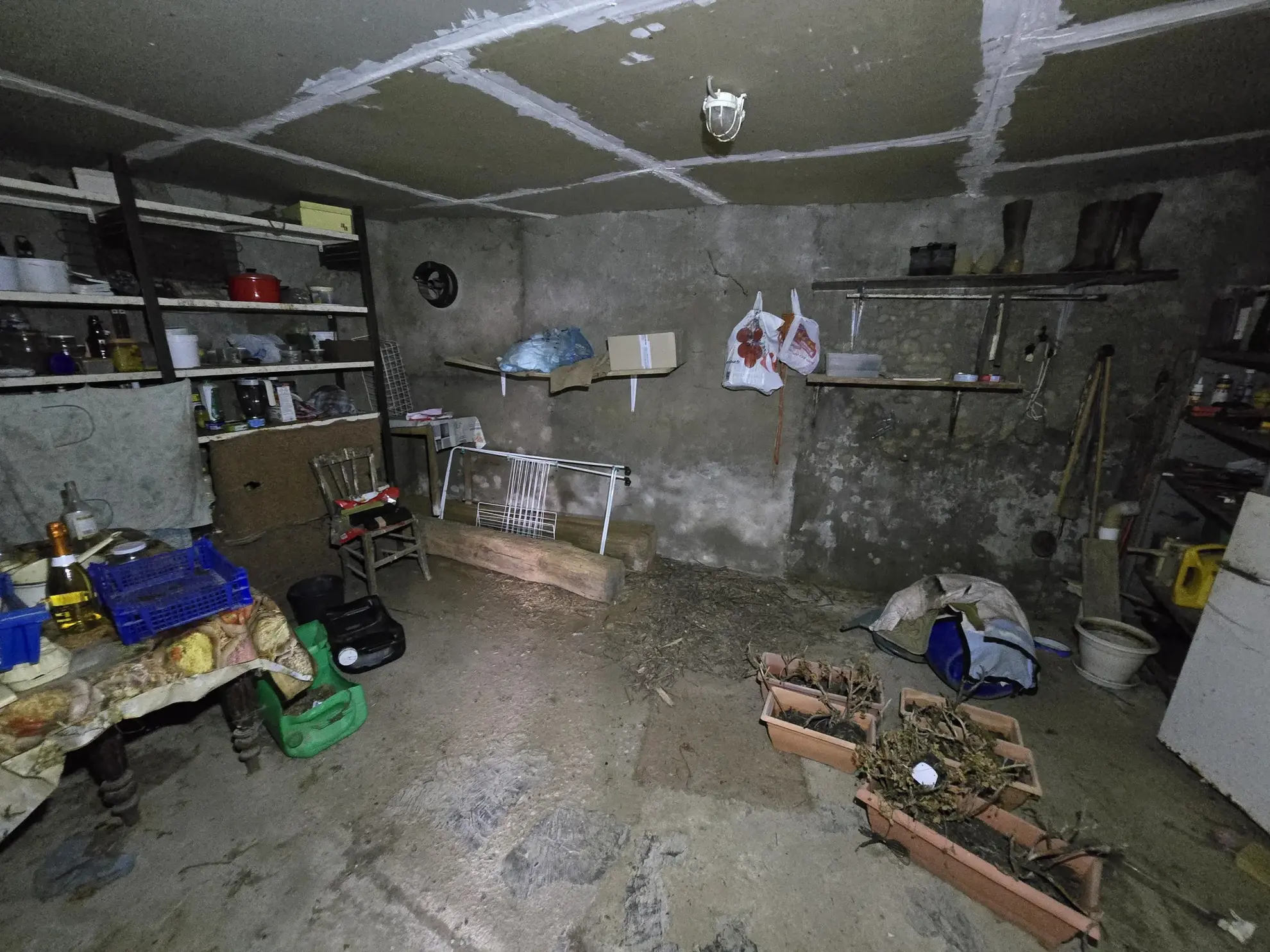 Maison avec jardin, double garage et chambres mansardées à La Chapelle Saint-Laurian 