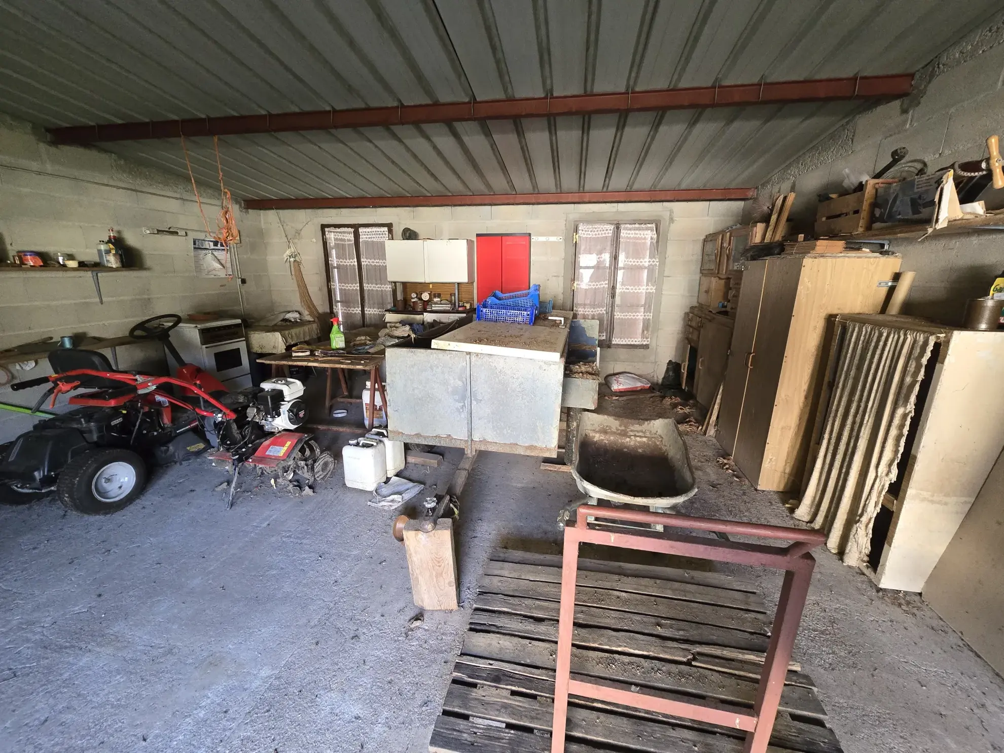 Maison avec jardin, double garage et chambres mansardées à La Chapelle Saint-Laurian 