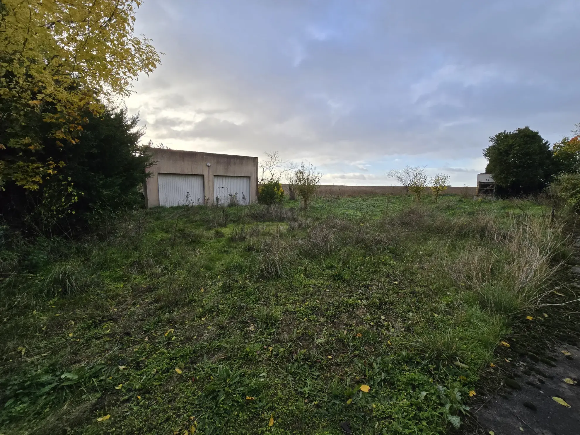Maison avec jardin, double garage et chambres mansardées à La Chapelle Saint-Laurian 