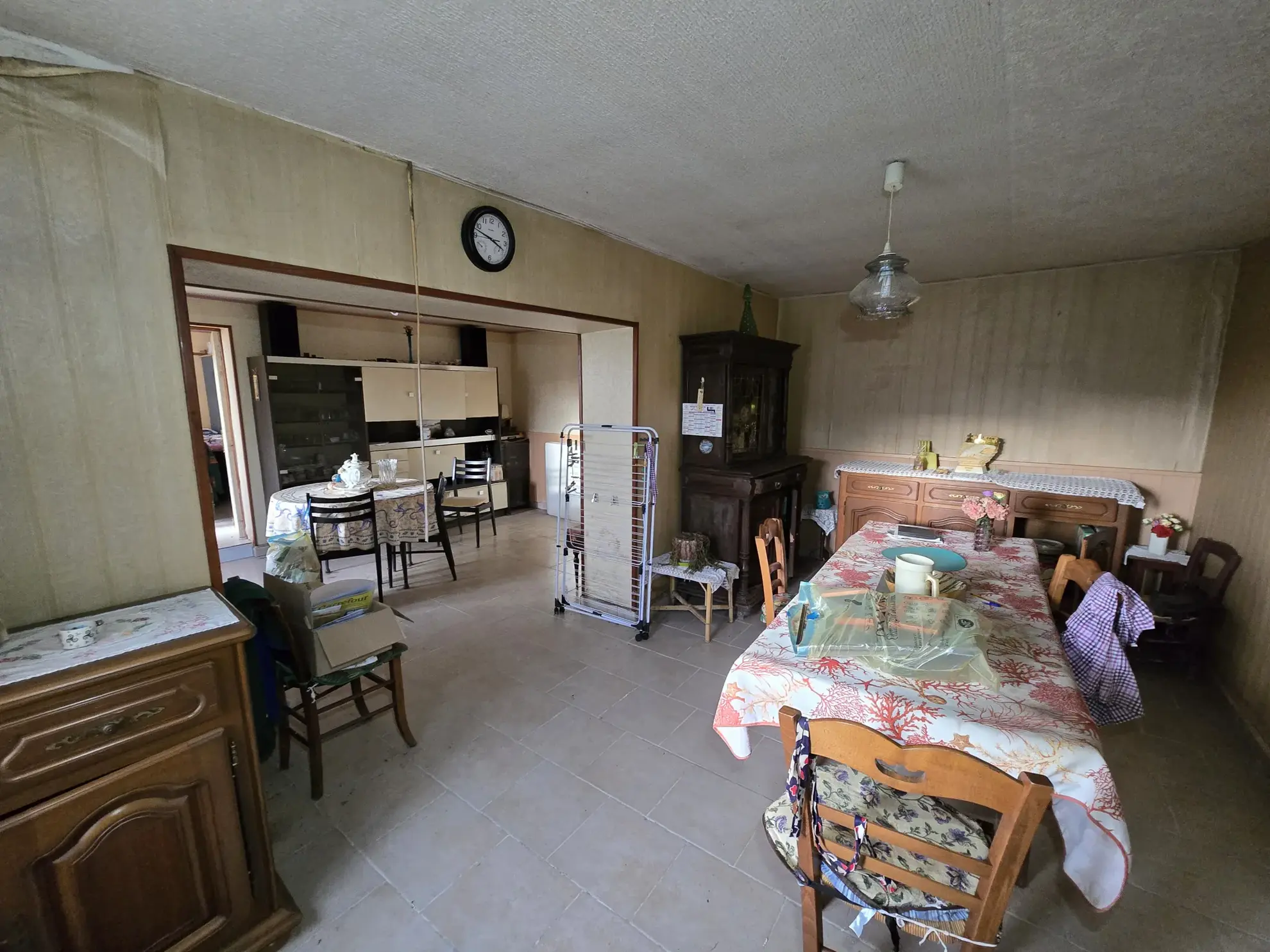 Maison avec jardin, double garage et chambres mansardées à La Chapelle Saint-Laurian 