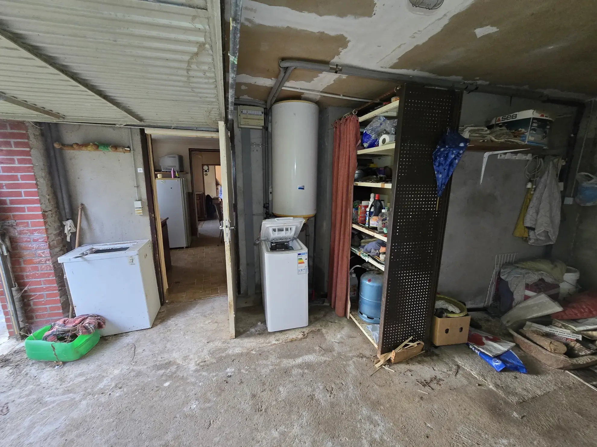 Maison avec jardin, double garage et chambres mansardées à La Chapelle Saint-Laurian 