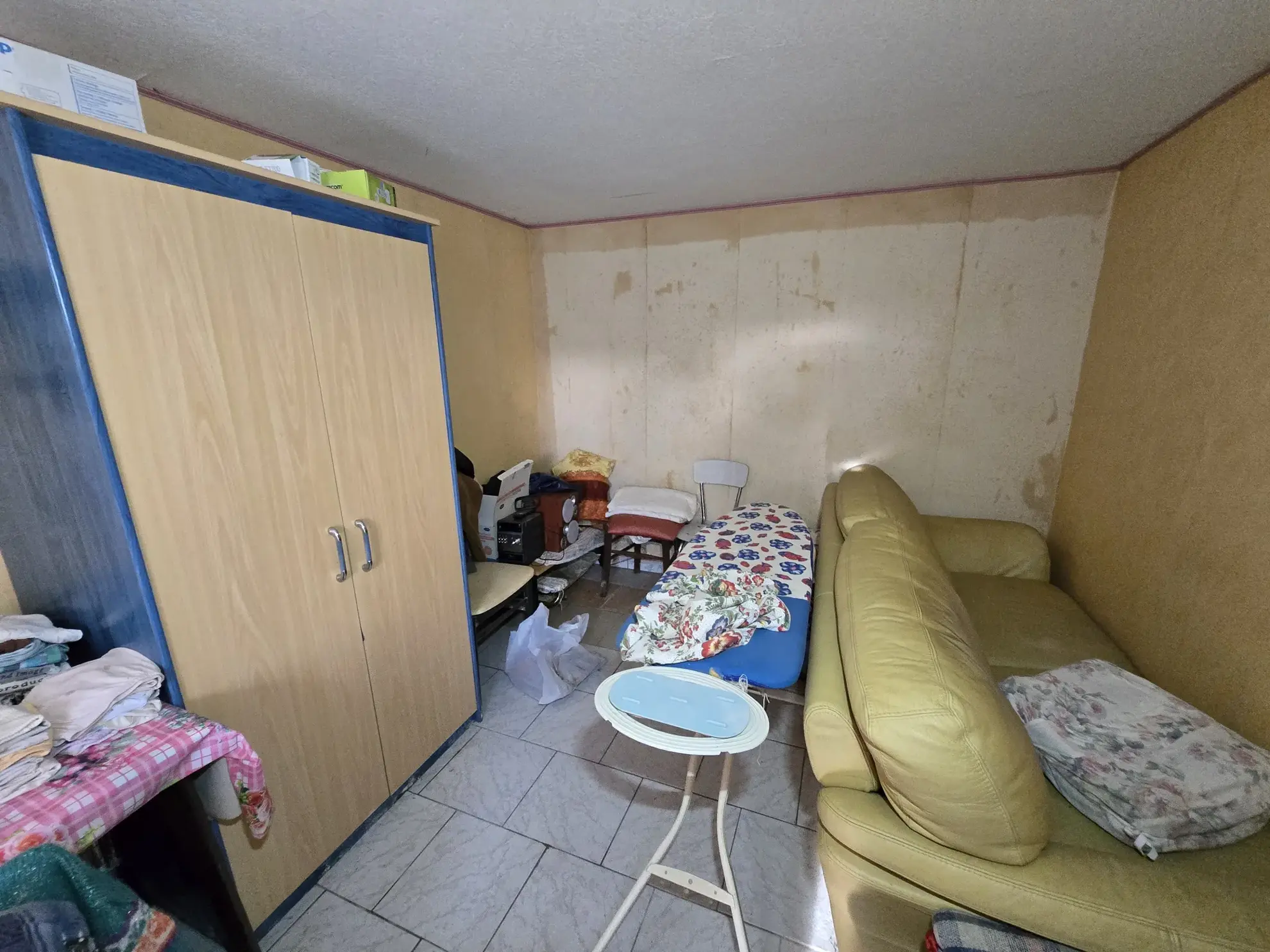 Maison avec jardin, double garage et chambres mansardées à La Chapelle Saint-Laurian 