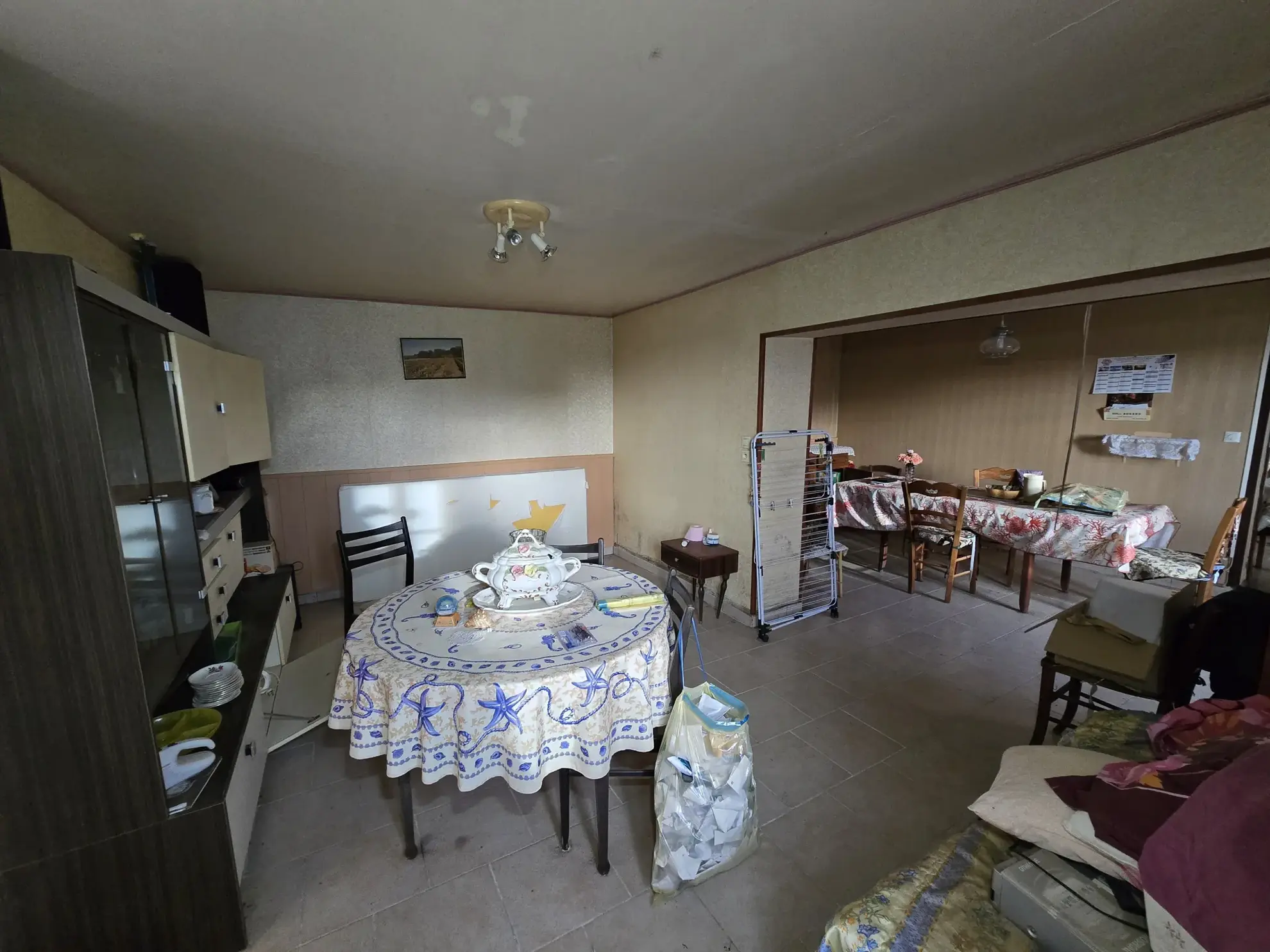 Maison avec jardin, double garage et chambres mansardées à La Chapelle Saint-Laurian 