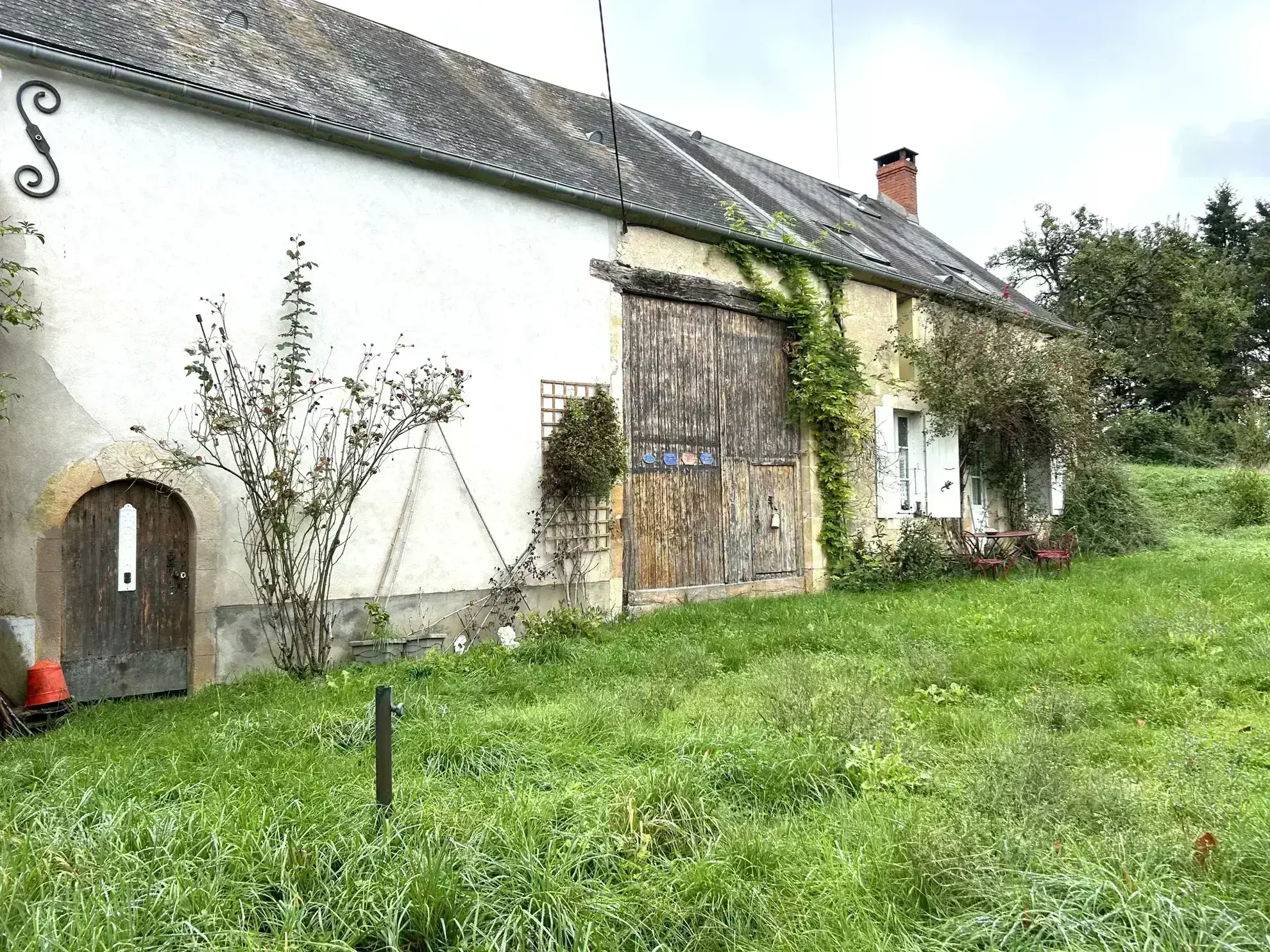 Charmante longère ancienne avec dépendances sur 7500 m² proche de l'étang du Merle