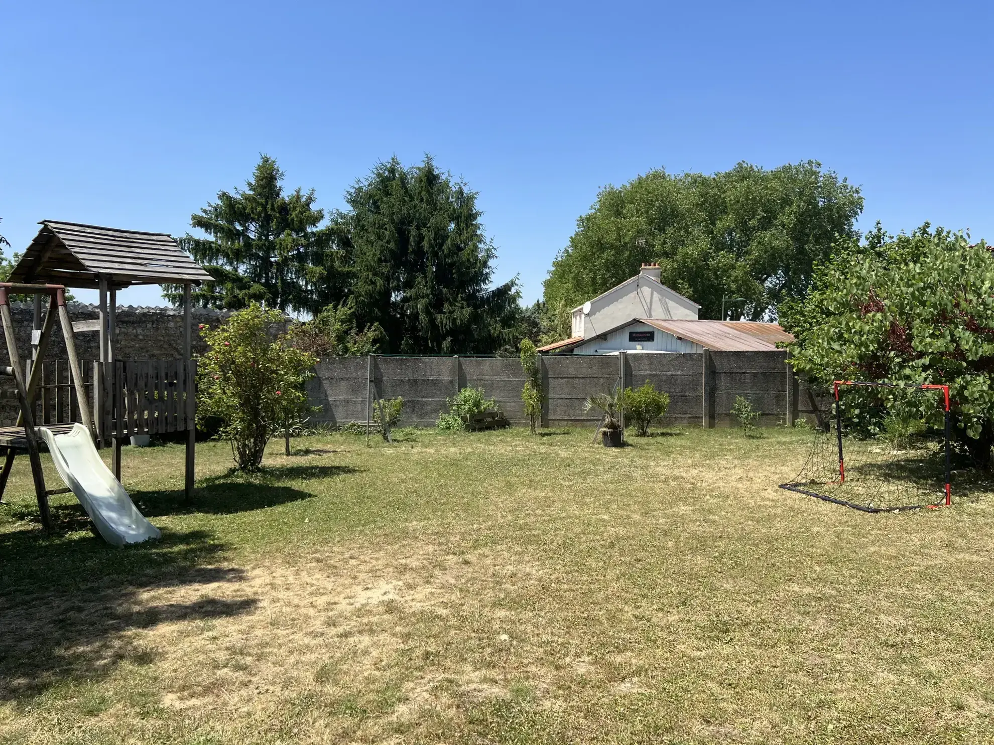 Maison en pierre rénovée avec jardin au centre de Saint Jean d’Hermine 