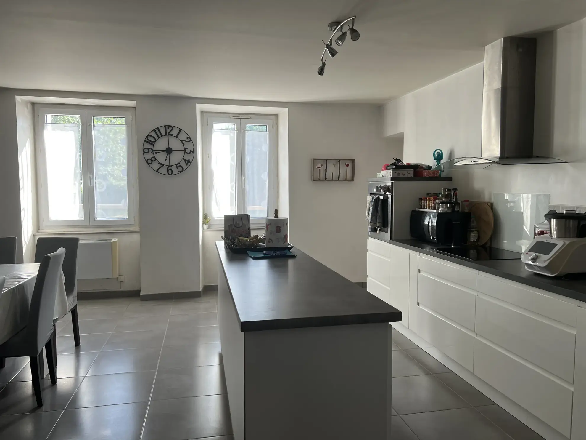 Maison en pierre à Sainte-Hermine avec jardin et garage proche des commerces 
