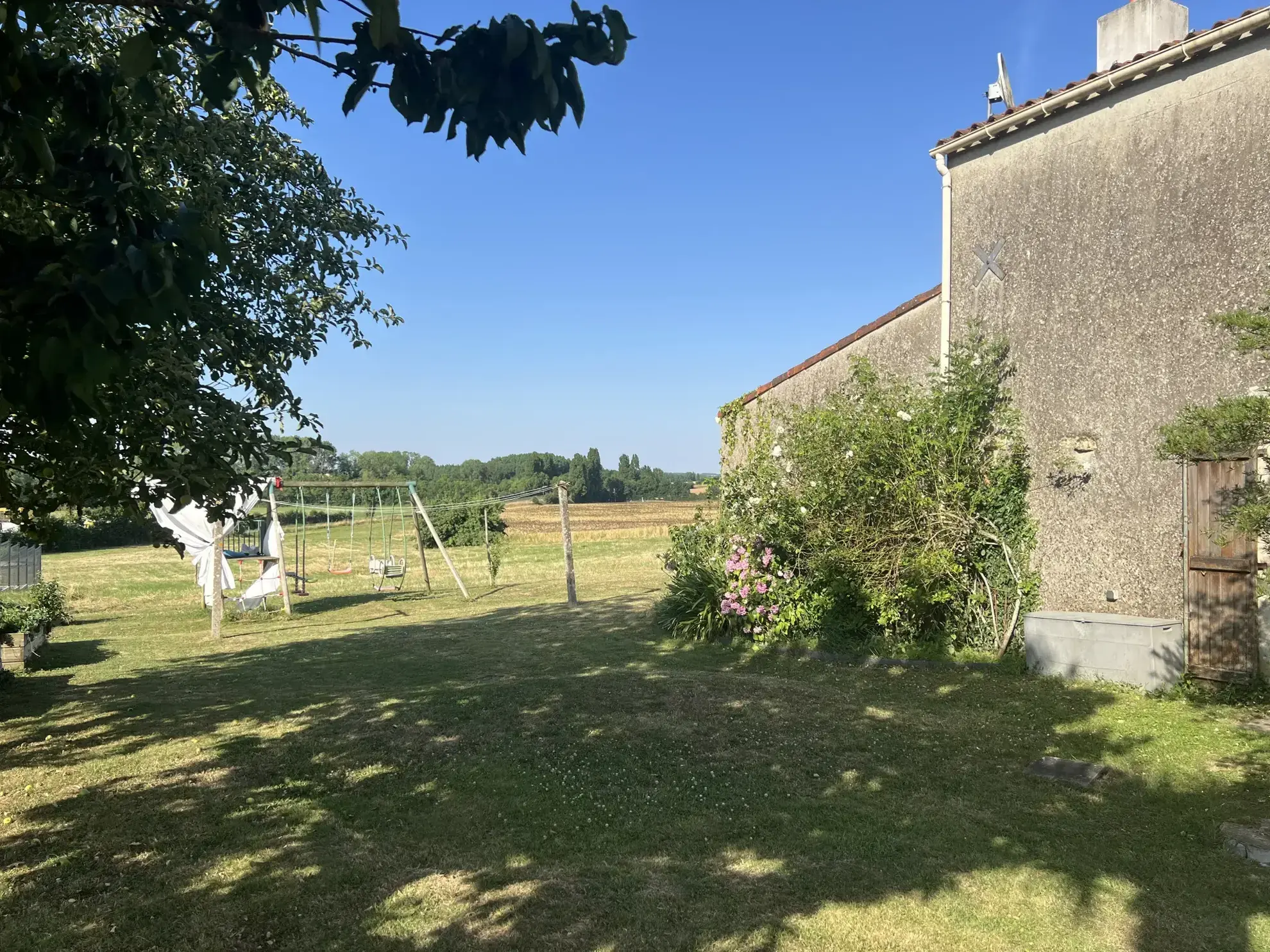 Maison en pierre à Sainte-Hermine avec jardin et garage proche des commerces 
