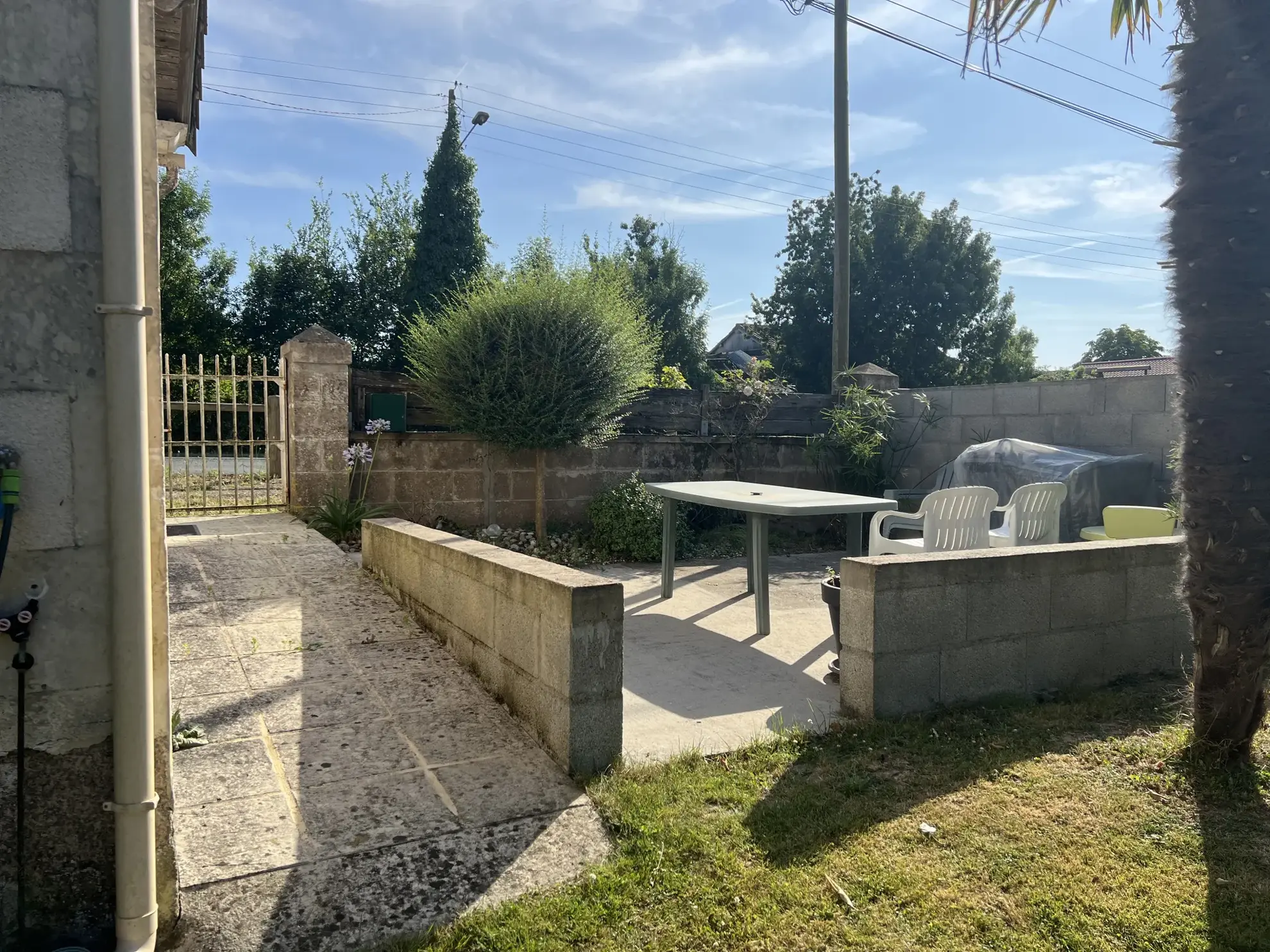 Maison en pierre à Sainte-Hermine avec jardin et garage proche des commerces 