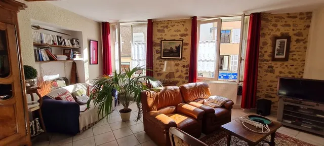 Belle maison rénovée avec garage et cour en plein centre de La Clayette 