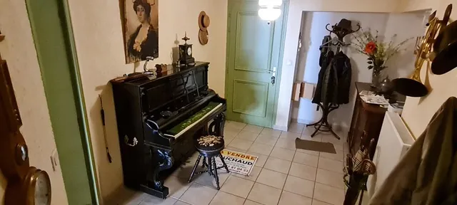 Belle maison rénovée avec garage et cour en plein centre de La Clayette 