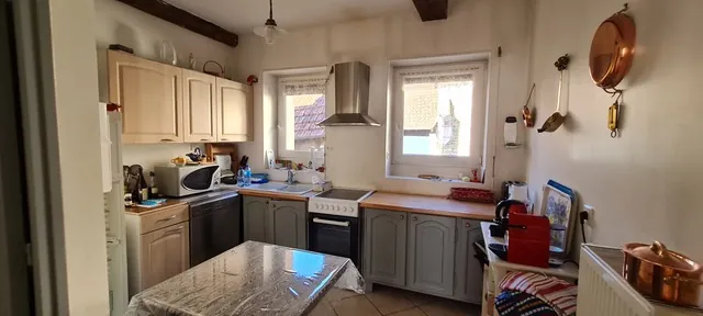 Belle maison rénovée avec garage et cour en plein centre de La Clayette 