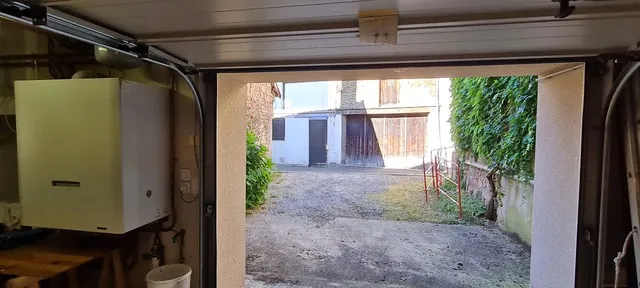 Belle maison rénovée avec garage et cour en plein centre de La Clayette 