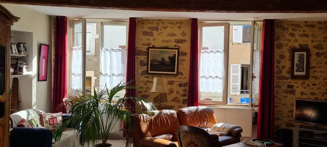 Belle maison rénovée avec garage et cour en plein centre de La Clayette 