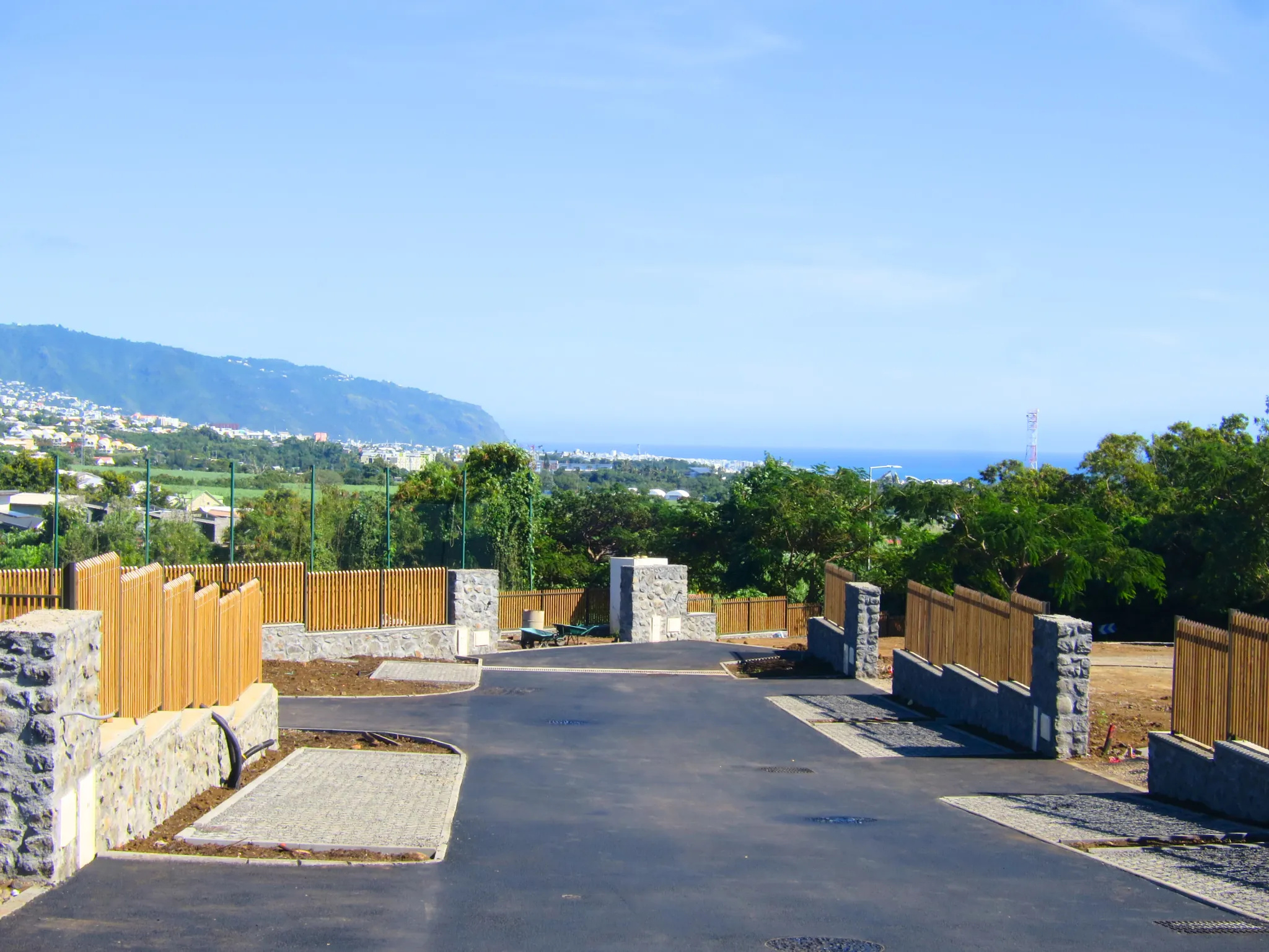 Terrain constructible de 394 m² à Beauséjour, proximité commerce et sport 