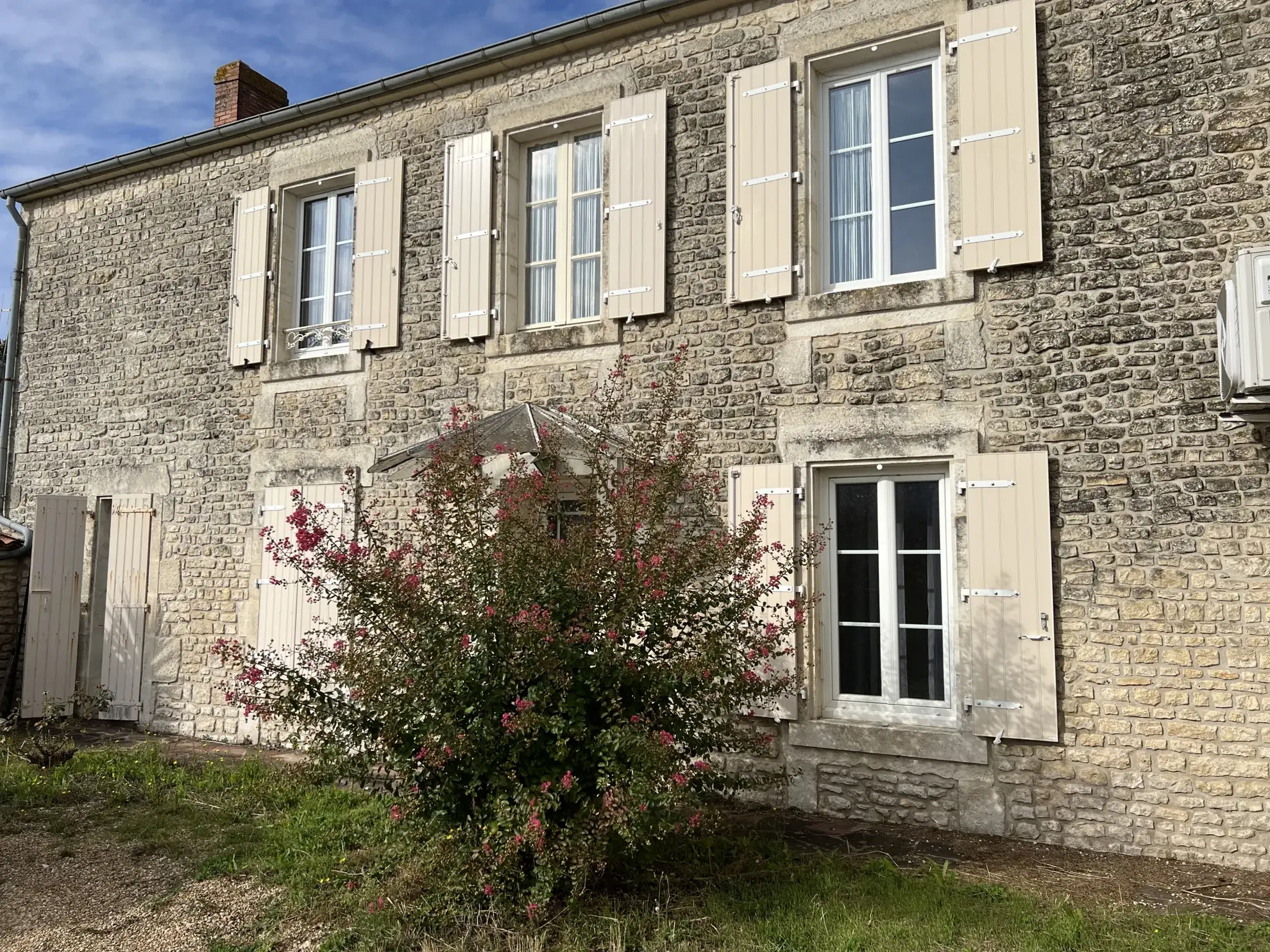 Maison en pierre avec grand grenier à Luçon – Charme et potentiel 