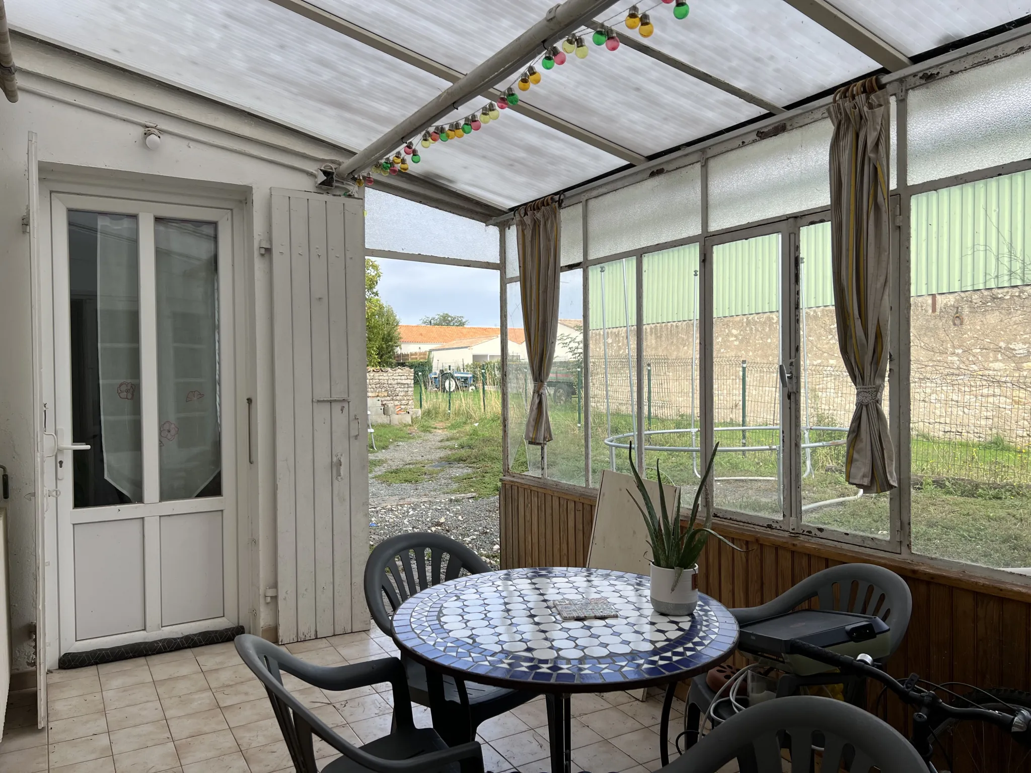 Maison en pierre avec grand grenier à Luçon – Charme et potentiel 