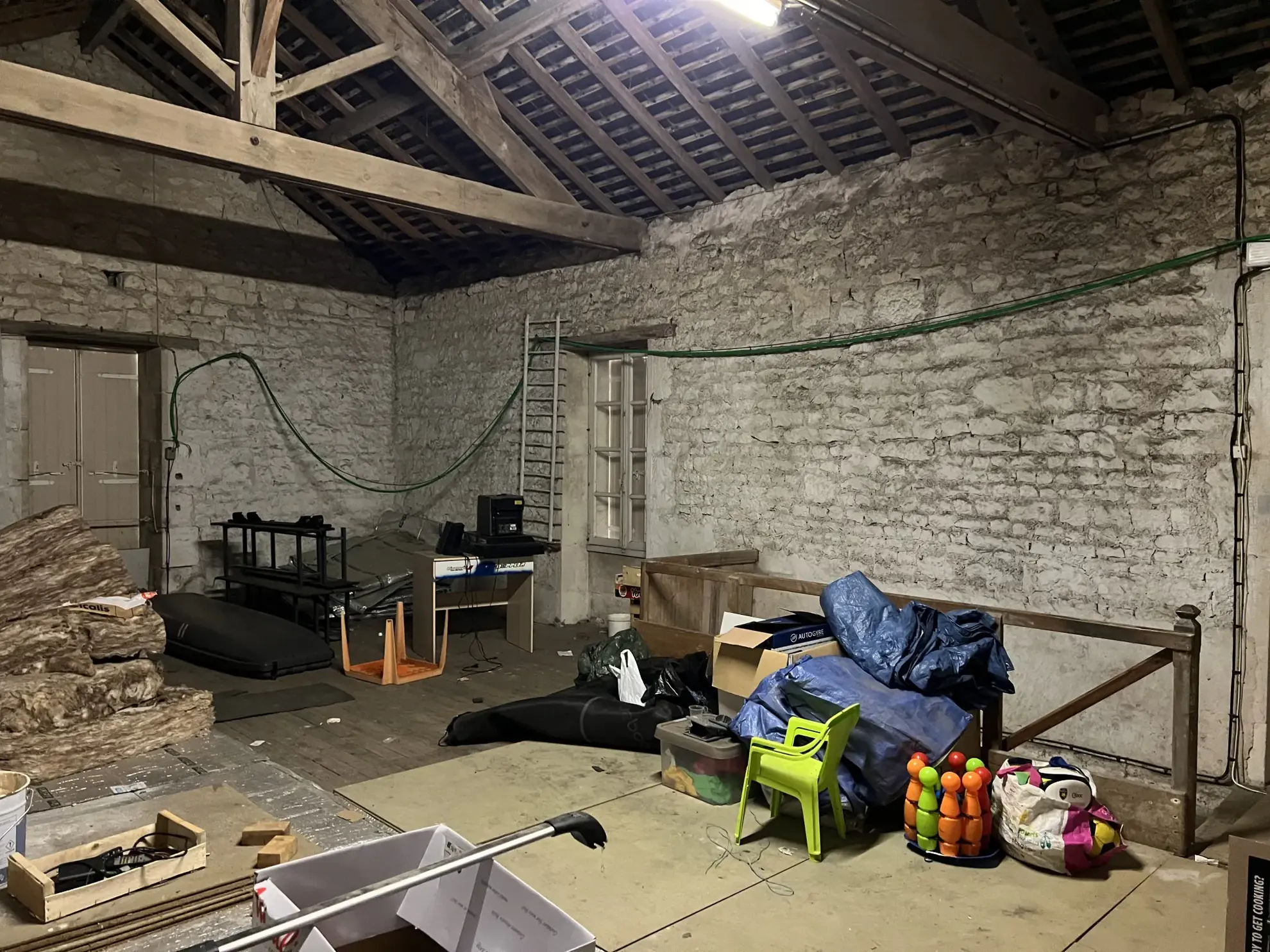 Maison en pierre avec grand grenier à Luçon – Charme et potentiel 