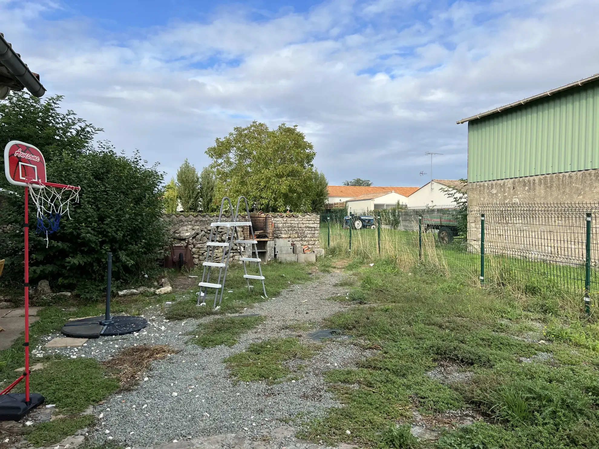 Maison en pierre avec grand grenier à Luçon – Charme et potentiel 