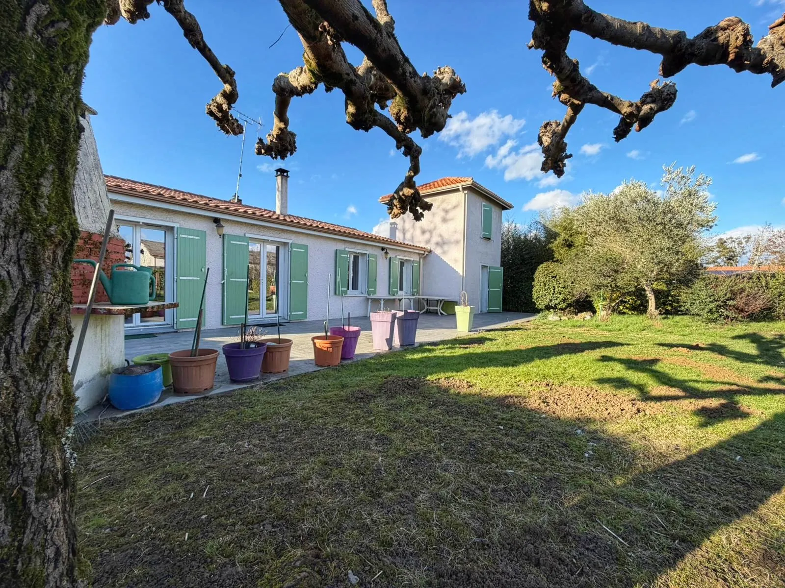 Maison à Bon-Encontre avec terrain arboré et source d’eau naturelle proche d'Agen 