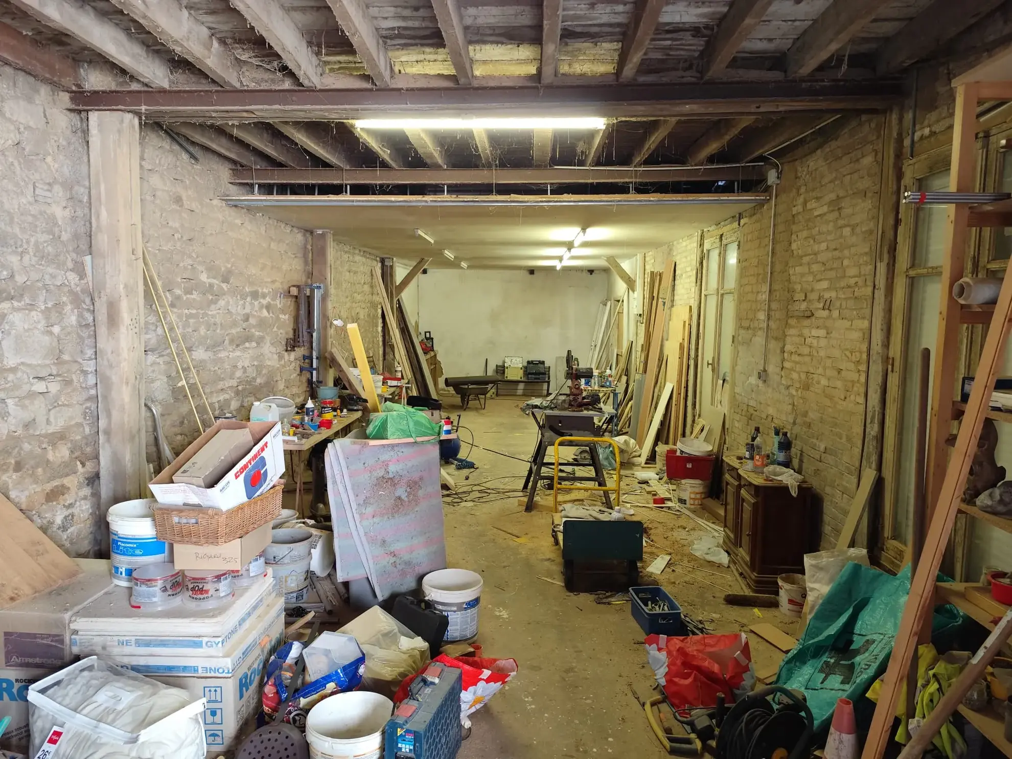 Garage de 110 m² avec parking à Alençon - Opportunité à saisir 