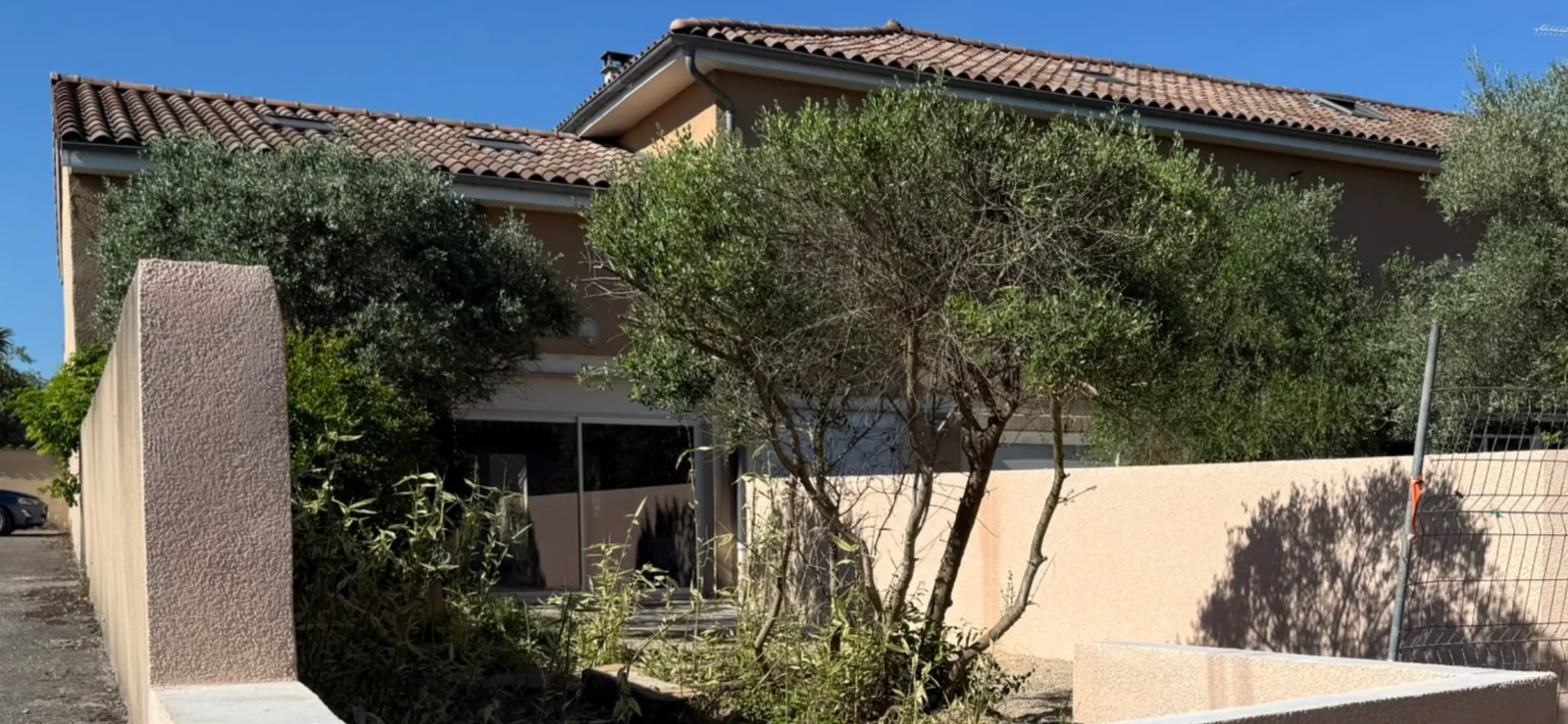 Maison à rénover de 100 m² avec terrain à Roussillon, proche commerce et écoles