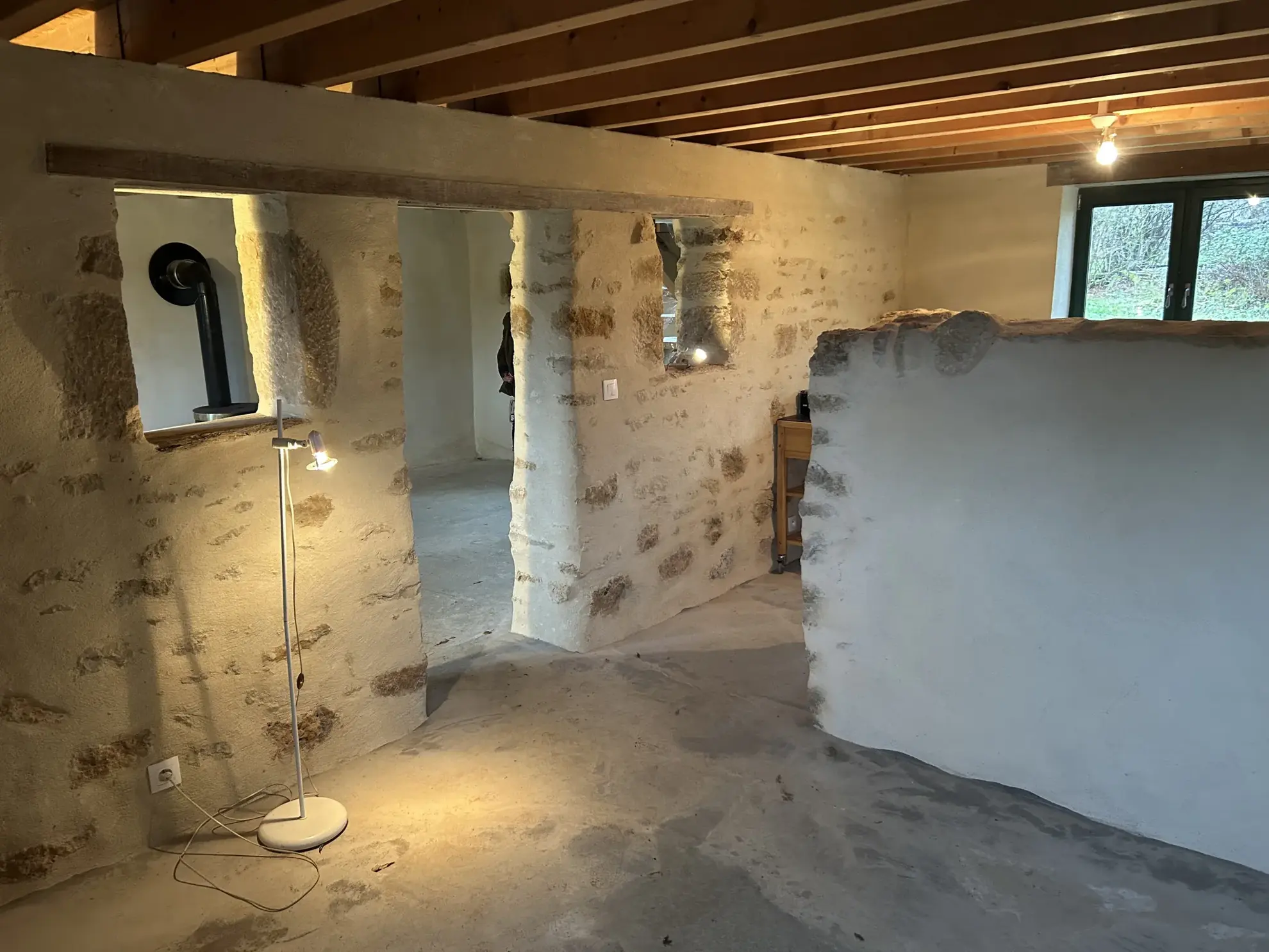 Charmante maison en pierres à Lurcy le Bourg, 97 m², terrain de 1755 m², rénovée et avec potentiel d'aménagement 