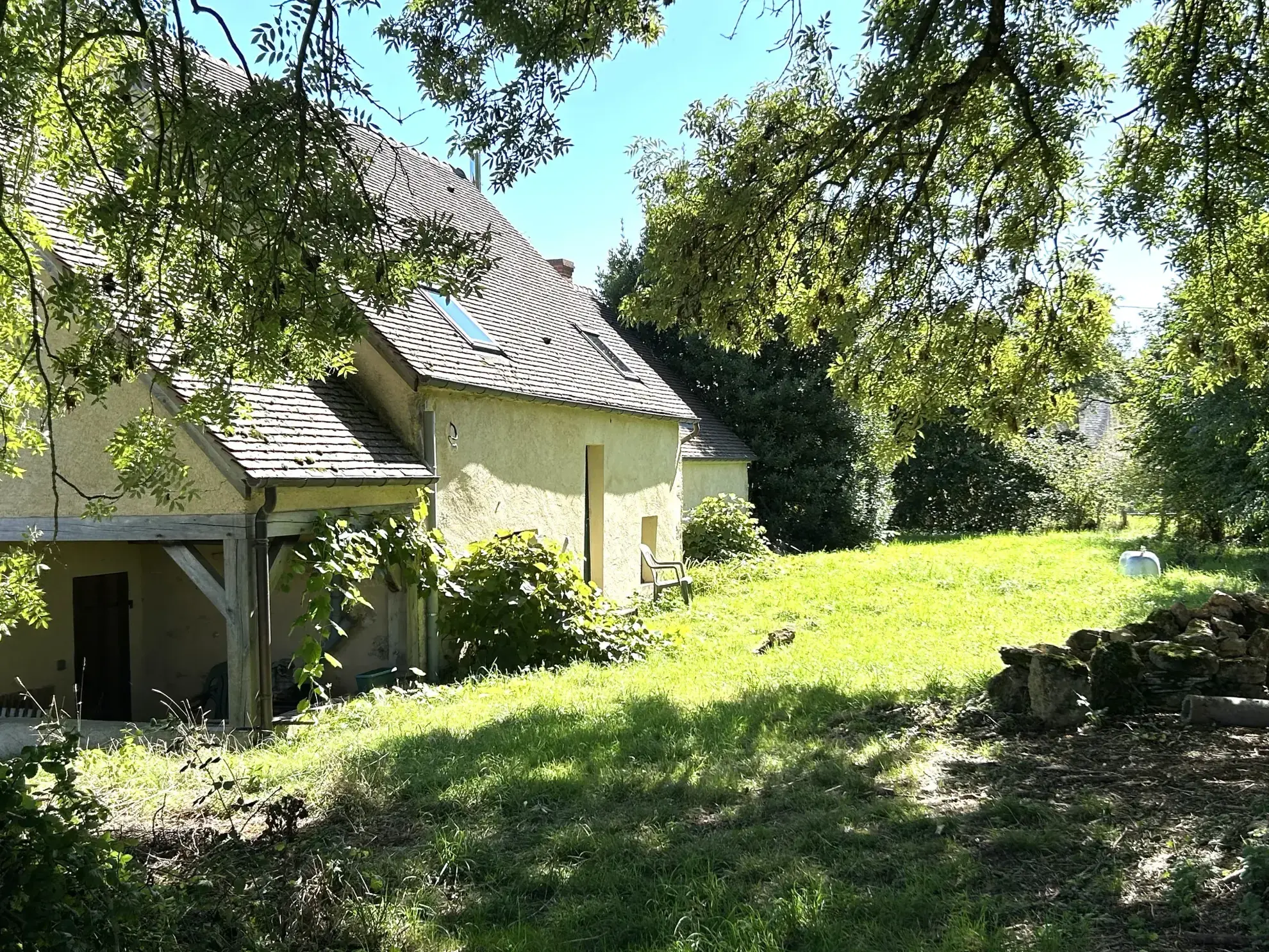 Charmante maison en pierres à Lurcy le Bourg, 97 m², terrain de 1755 m², rénovée et avec potentiel d'aménagement 