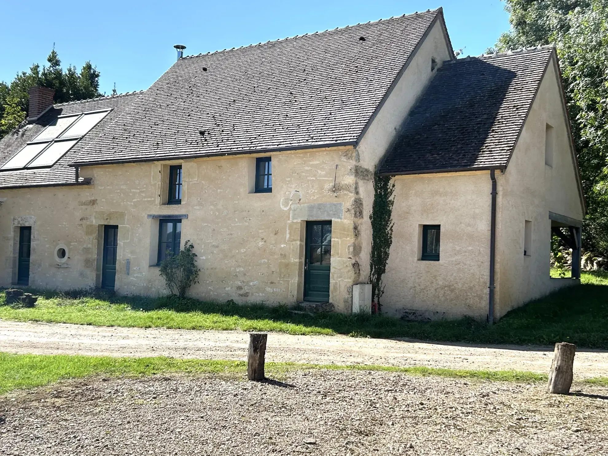 Charmante maison en pierres à Lurcy le Bourg, 97 m², terrain de 1755 m², rénovée et avec potentiel d'aménagement 