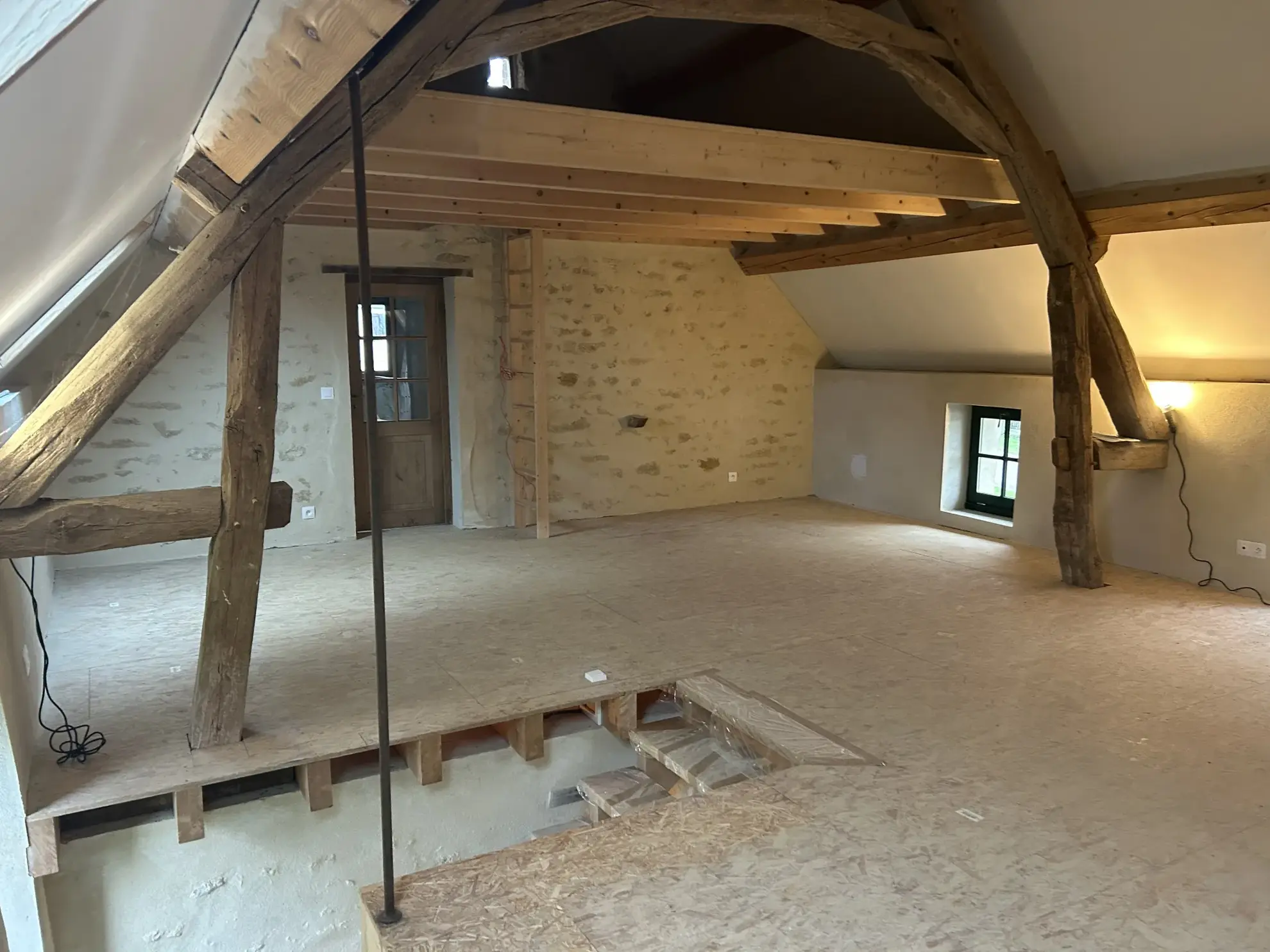 Charmante maison en pierres à Lurcy le Bourg, 97 m², terrain de 1755 m², rénovée et avec potentiel d'aménagement 