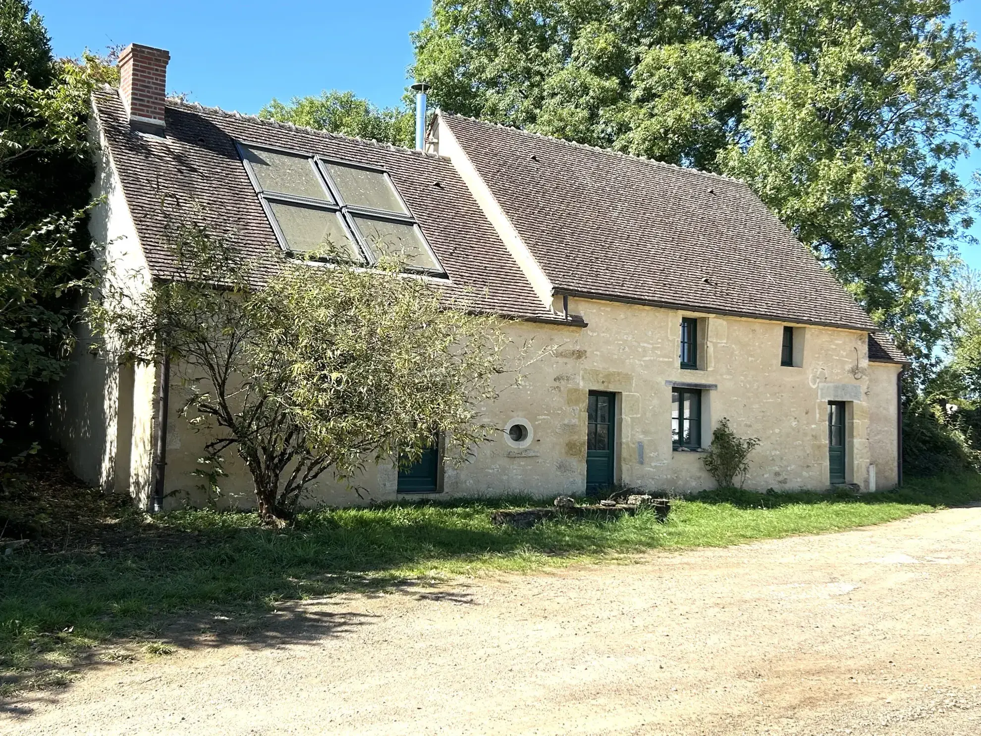Charmante maison en pierres à Lurcy le Bourg, 97 m², terrain de 1755 m², rénovée et avec potentiel d'aménagement