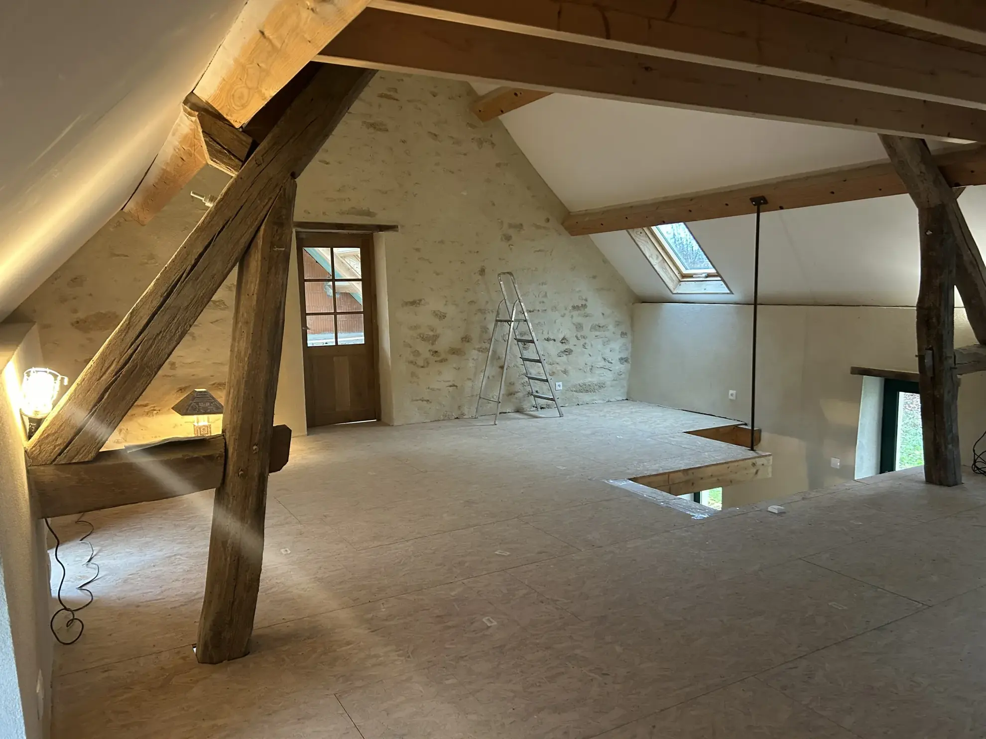 Charmante maison en pierres à Lurcy le Bourg, 97 m², terrain de 1755 m², rénovée et avec potentiel d'aménagement 