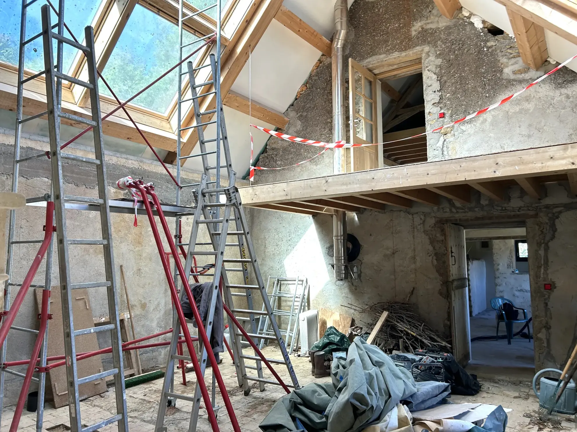 Charmante maison en pierres à Lurcy le Bourg, 97 m², terrain de 1755 m², rénovée et avec potentiel d'aménagement 