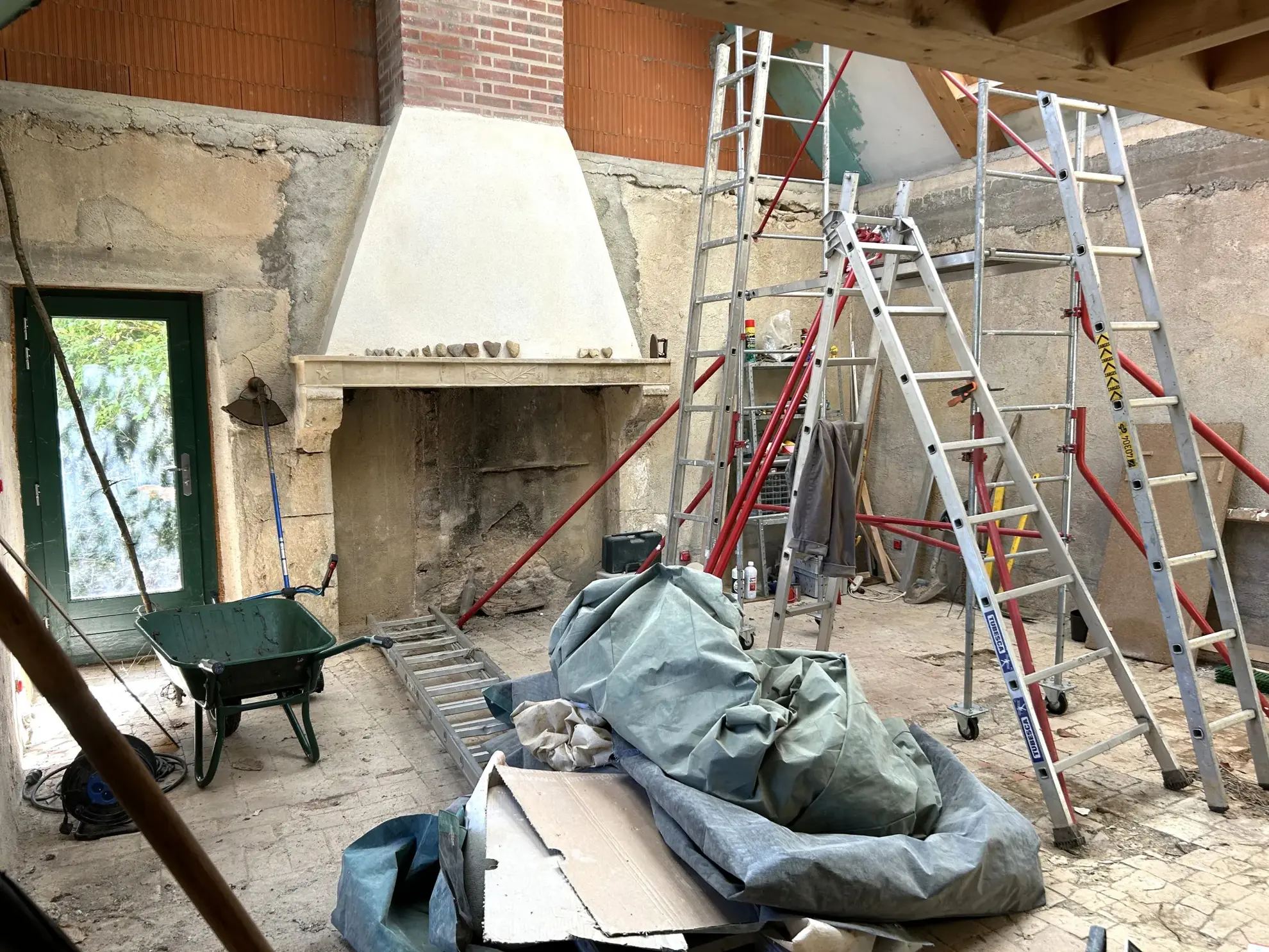 Charmante maison en pierres à Lurcy le Bourg, 97 m², terrain de 1755 m², rénovée et avec potentiel d'aménagement 