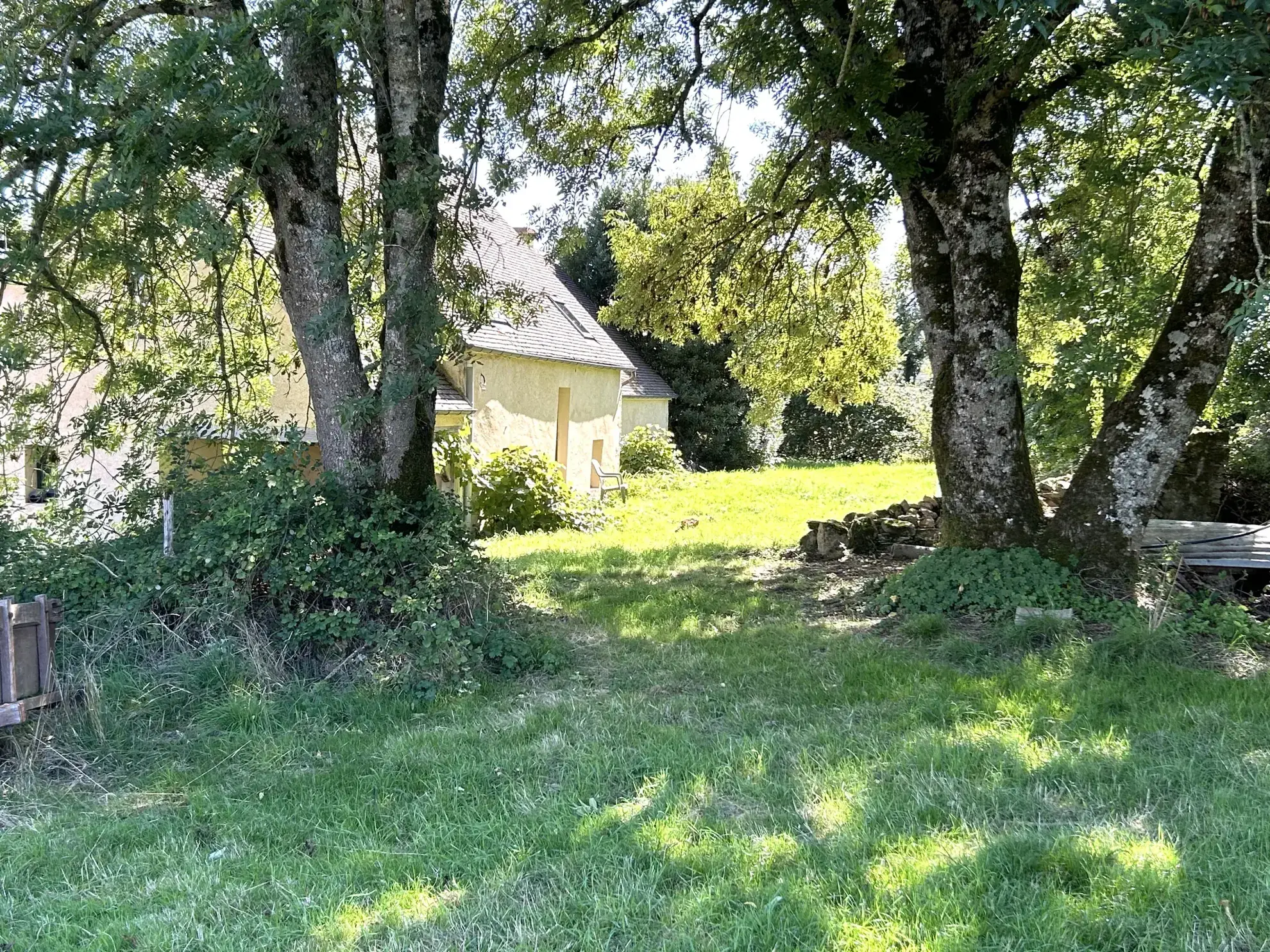 Charmante maison en pierres à Lurcy le Bourg, 97 m², terrain de 1755 m², rénovée et avec potentiel d'aménagement 